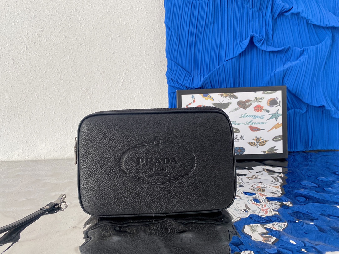J5  普拉达 Prada  压花牛皮手拿包 信封包 采用精湛镶嵌细工，经典百搭 实物拍摄 原厂原版面料 配送小票防尘袋 礼盒 17 x 25 cm。