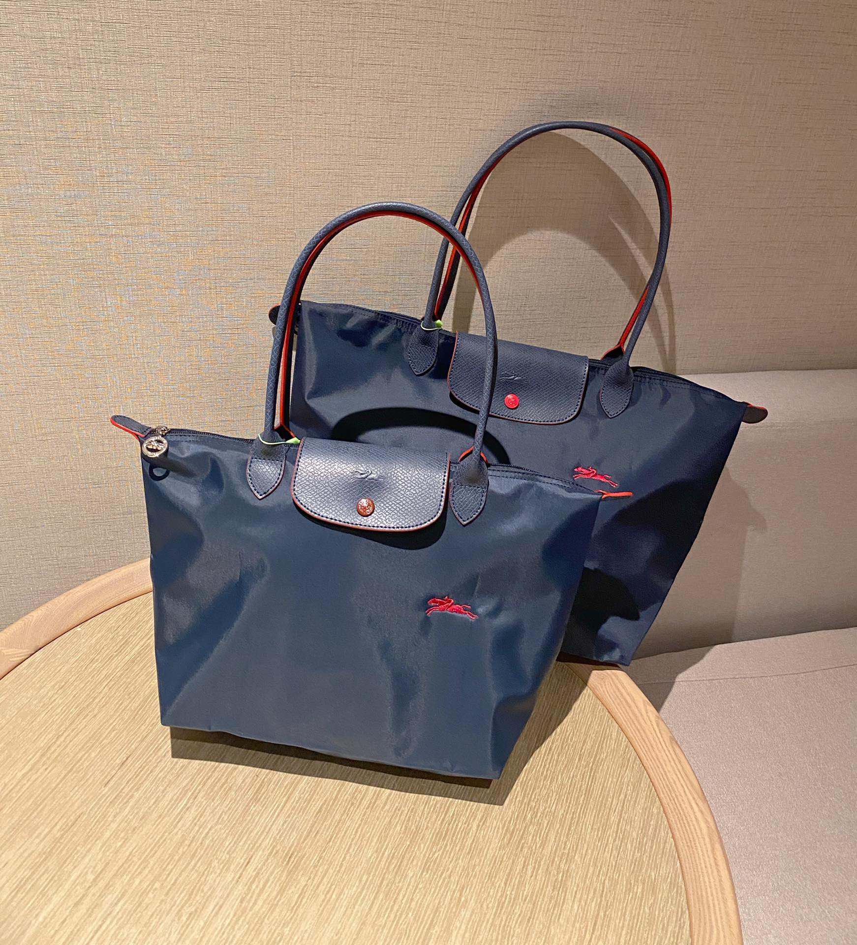 dark blue ❗ ️The classic dumpling shape is really useful as a mommy bun, - Lifestyle