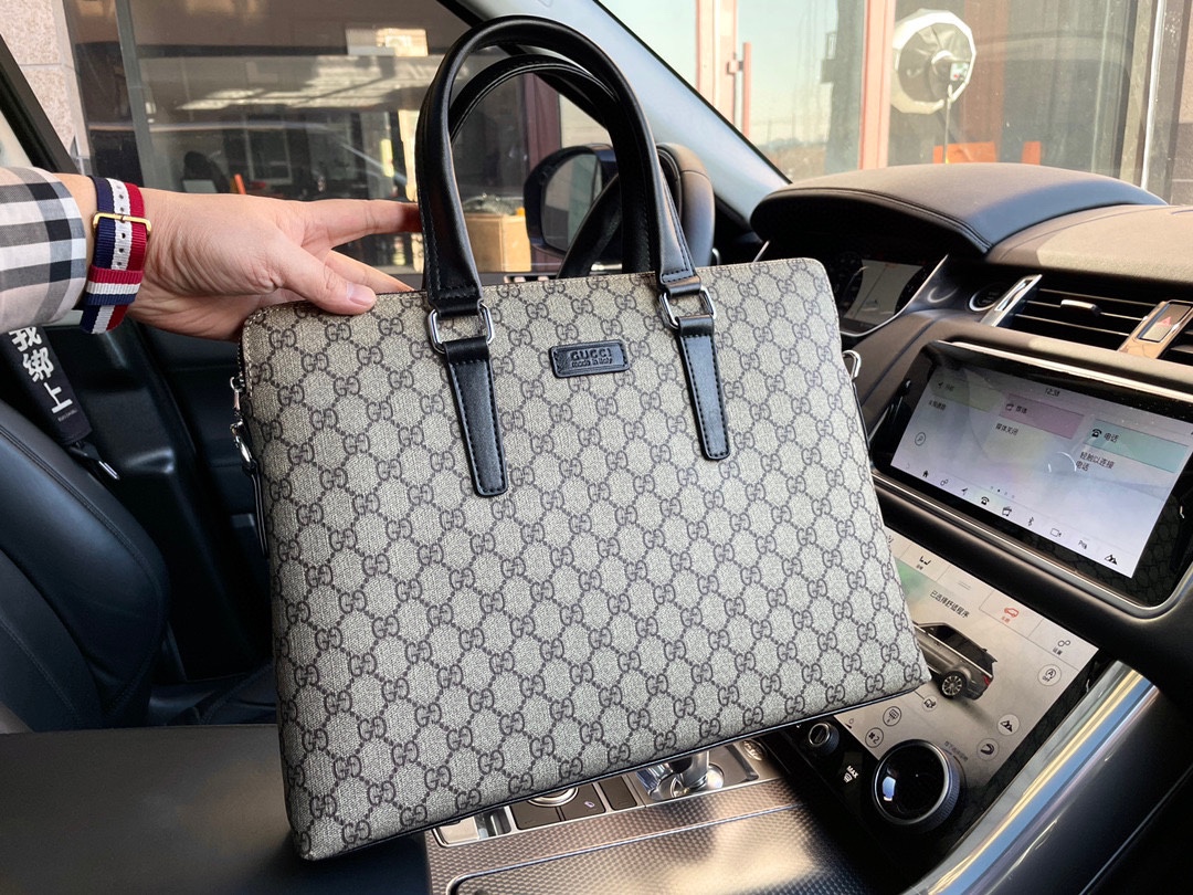 K0 高端货 “GUCCI 古奇 Gucci ”公文包 顶级进口原厂超高清五金logo标志、专用里内里。 超顺滑拉链、油边超平滑、 做工精致每个细节到位男人必备款。 LM222299规格38/28/6。p240