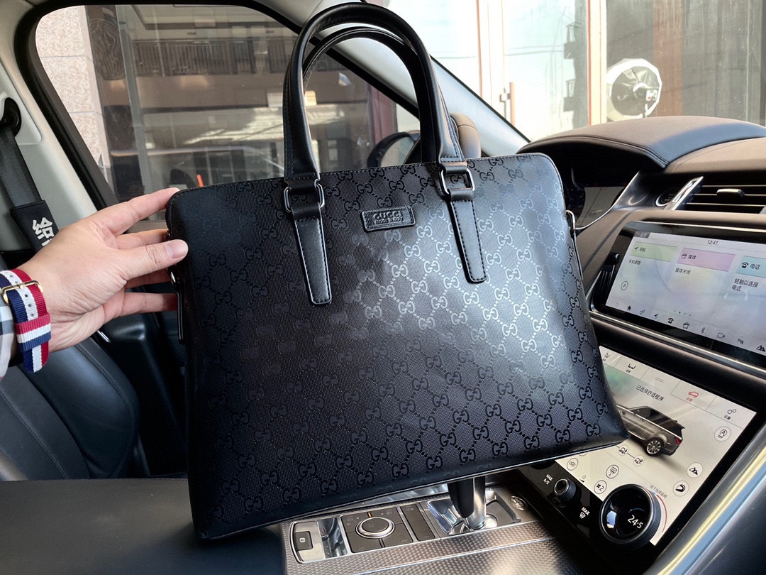 K0 高端货 “GUCCI 古奇 Gucci ”公文包 顶级进口原厂面料 超高清五金logo标志、专用里内里。 超顺滑拉链、油边超平滑、 做工精致每个细节到位男人必备款。 LM222299规格38/28/6。p240