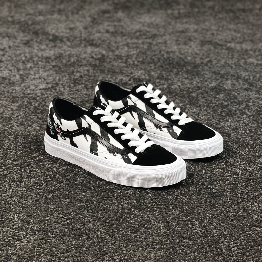 G0 Vans Style 36 黑白老虎刺绣VANS将2022壬寅年虎年元素与经典棋盘格元加以变幻并运用至经典鞋型，推出虎年限定系列。Style 36该系列彩用具有新年代表性，后跟和鞋身电锈老虎图案，鞋身印有人气豹纹印花以及棋盘格爱心印花三组合鞋款凸显设计主题以交叉重叠呈现出炸眼的视觉效果。