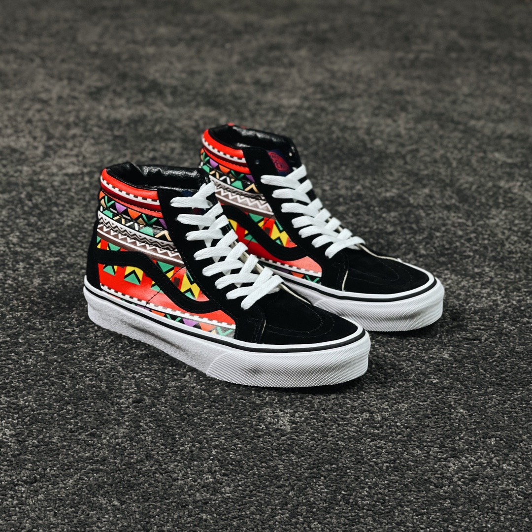 G0 Vans Sk8-Hi 范斯官方 复古民族风复古风格打造多彩街头 摩洛哥方块花纹今年校园主流运动风格，助你轻松打造干净利落街头范儿。摩洛哥风格为主题的鞋款系列，风格迥异的摩洛哥方块，其精致繁复的花纹是它的特色之一，经典时尚百搭