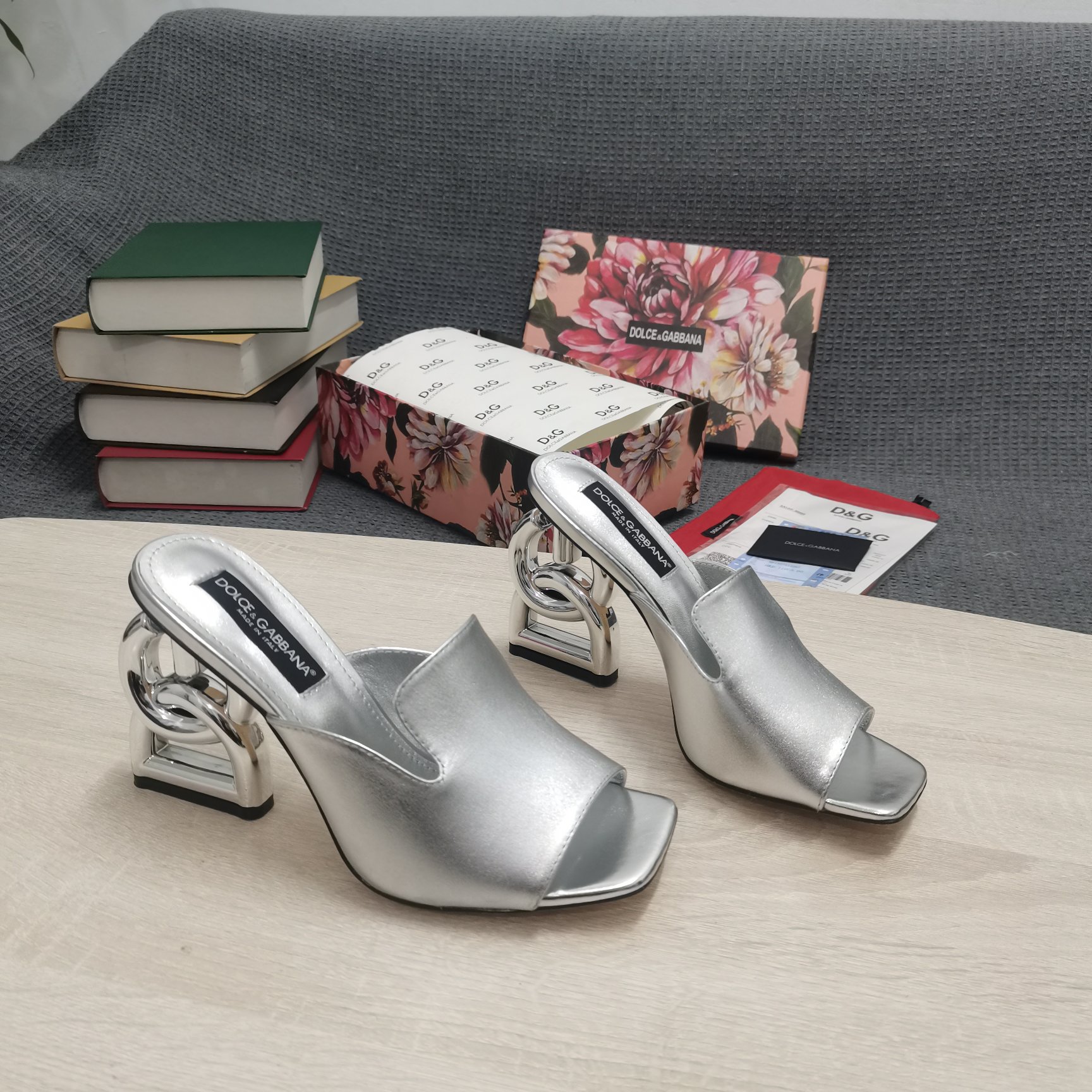 NO:405526,DG·Summer hot slippers factory promotion price The lowest price discount promotion model, which is always supported by new and old customers. Top high-end version Original mold replica logo big gold buckle heel design Super brand characteristics Perfect details Handling Floor-pad sheepskin (fine texture) AAA grade Italian leather outsole Extremely perfect replica 1 Upper imported cowhide/beef patent leather 2 footrest sheepskin 3 Soles AAA grade original leather outsole 4 heel height 10.5cm 5 Clour green White Pink Black Red Silver Gold 6Size34-43 (34 41 42 43 customized non-return) Can be matched with golden skin, slippers, slippers, cowhide, sheepskin, Leather soles19860909DG·夏季爆款拖鞋工厂促销价 最底价让利促销款,回馈新老客户一直支持 顶级高版本 原版开模复刻 logo大金扣鞋跟设计 超显品牌特色 细节处理完美 垫脚羊皮（质感细腻） AAA级意大利真皮大底 极致完美复刻 1鞋面进口牛皮/牛漆皮 2垫脚羊皮 3鞋底AAA级原版真皮大底 4跟高10.5cm 5 Clour绿色 白色 粉色 黑色 红色 银色 金色 6Size34-43（34 41 42 43订做不退换） 可配金色天皮,拖鞋,slippers,cowhide,sheepskin,Leather soles,Women's Shoes