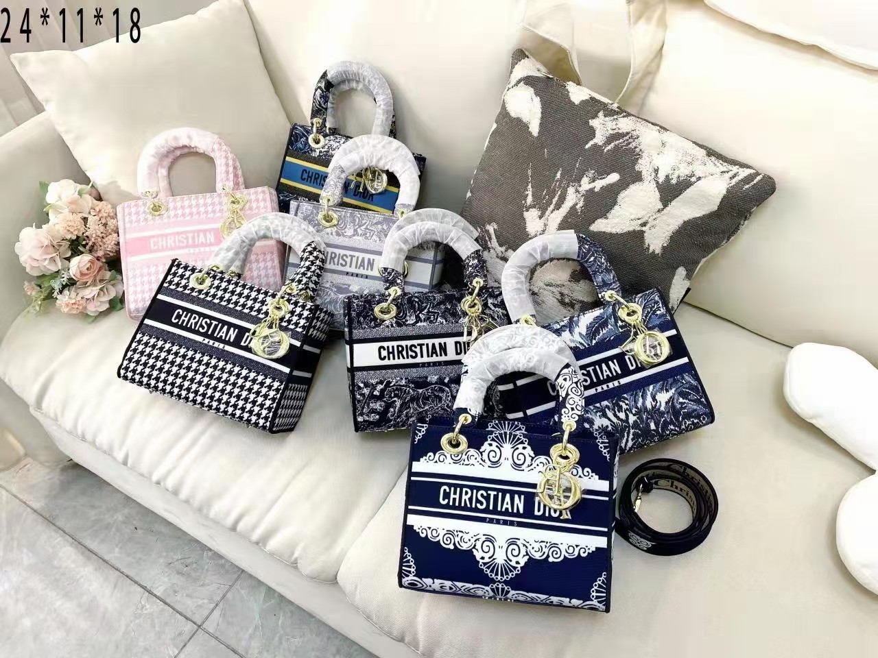 J5  Dior 迪奥 Lady 戴妃包 ，这款戴妃包算是 Dior 迪奥 最经典的包包之一了吧很多人都因为觉得它太小不实用又不好搭配放弃了它 还是阻挡不了我对它的喜欢啊啊啊啊常见戴妃包搭配一般是以裙子为多，其实夏天搭配白T也是很OK的随意中又有点小名媛风 春秋穿小香风外套搭配上也是很显气质 尺寸：24