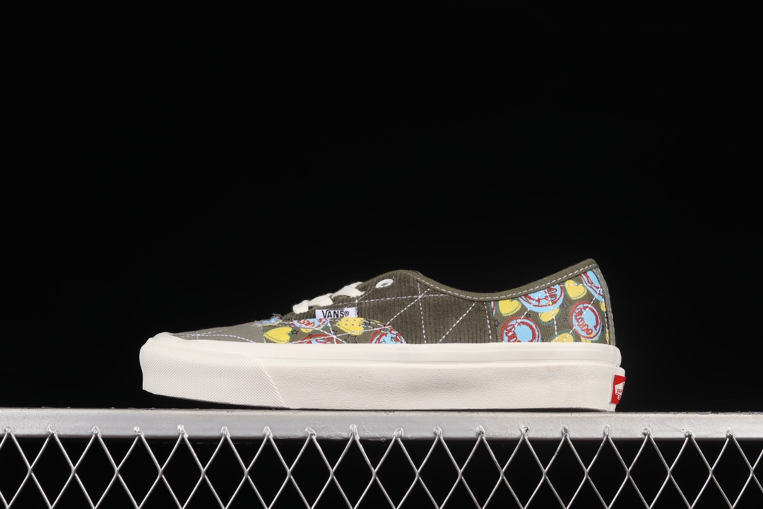 G0 Vans Authentic 44 DX 万斯 草原绿 安纳海姆彩色涂鸦灯芯绒拼接帆布鞋 VN0A54F98F9鞋身由帆布和灯芯绒材质拼接而成，质感无敌，可爱涂鸦点缀全鞋，整双鞋显得元气满满可爱十足，真的非常适合春季，小红书各大博主疯狂推荐，赶快入手一双吧～