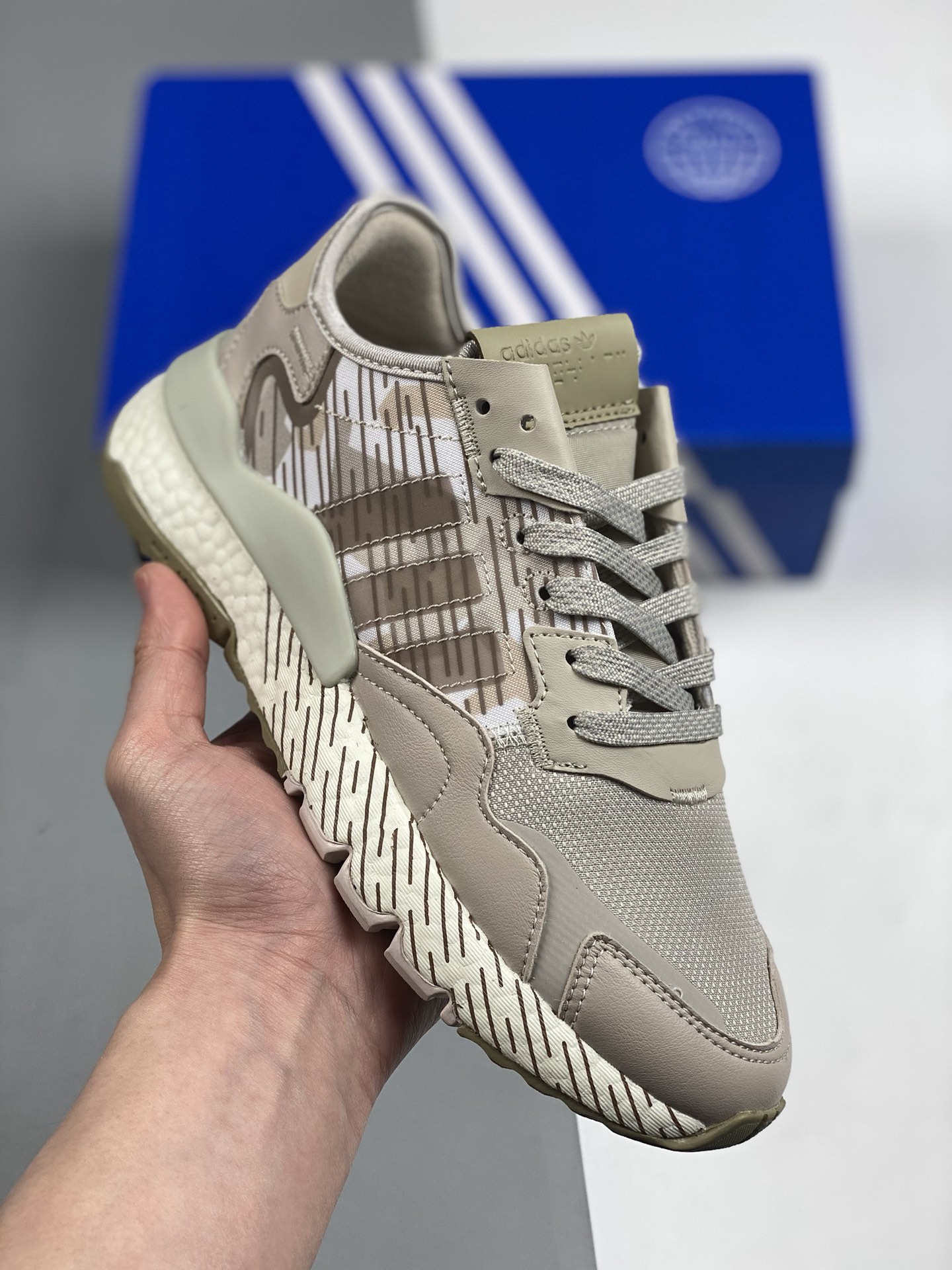 AD Nite Jogger Boost 卡其银 三叶草 联名夜行者 货号：FV1323 复古跑鞋原厂材料 原厂大底 私家独模 网布搭配麂皮拼接打造鞋面 极具复古风格鞋头及鞋跟点缀3M反光设计极为亮眼中底采用全掌 Boost 科技，厚度相…