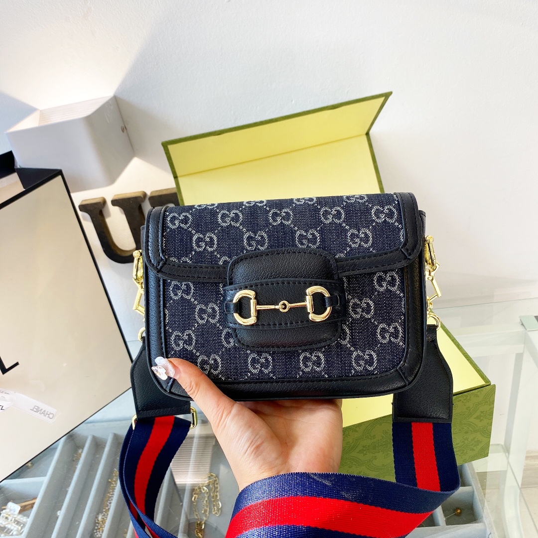 Gucci 1955 Horsebit Bag经典的马衔扣+Monogram+棕色勾边设计，满满的复古调调大家喜欢吗？我真的好喜欢呀～尺寸：20/15/5