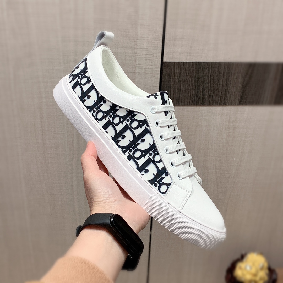 I0     原版1:1 迪奥* 官网•同款高•版本最新•爆款休闲鞋，专柜1:1。顶端品牌 奢侈～代购，顶级～质量。专柜同卖产品[强]鞋面選用进口透气牛皮搭配布面料材质➕透气羊皮内里•精细做工。原版个性时尚柔软橡膠耐磨防滑大底，上脚轻巧舒适，实物拍摄🎬實物更好看，2661广州码: 38-44，2️⃣色