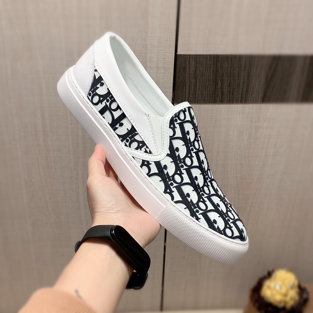 I0     原版1:1 迪奥* 官网•同款高•版本最新•爆款休闲鞋，专柜1:1。顶端品牌 奢侈～代购，顶级～质量。专柜同卖产品[强]鞋面選用进口透气牛皮搭配布面料材质➕透气羊皮内里•精细做工。原版个性时尚柔软橡膠耐磨防滑大底，上脚轻巧舒适，实物拍摄🎬實物更好看，2661广州码: 38-44，2️⃣色