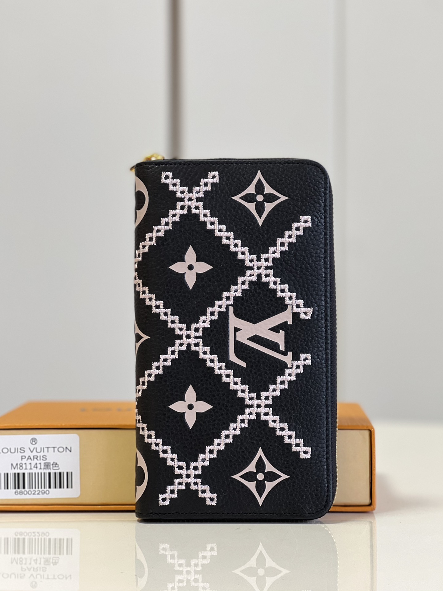 NO:398354,[Exclusive real photo M81141 embroidery black] Zippy zipper wallet material Monogram Vernis lychee pattern calf leather, with silver tone change, the V-shaped logo is leaping in front of you, and it also has a full zipper design to provide safe protection. Monogram Vernis pressed lychee pattern calf leather calf leather lining metal parts zipper closure large organ compartment open banknote compartment zipper coin bag inner patch pocket card mezzanine. Size 19.5x10.5x2.5cm a.350, LV [original leather], louis vuitton, cowhide19860909【独家实拍M81141刺绣黑色】Zippy 拉链钱夹 取材 Monogram Vernis 荔枝纹小牛皮,以银色调的变幻令 V 字标识跃现眼前,更有全拉链设计提供稳妥保护.Monogram Vernis 压荔枝纹小牛皮小牛皮内衬金属件拉链封口大号风琴隔层开口式钞票隔层拉链零钱袋内贴袋卡片夹层.尺寸19.5x10.5x2.5cm a.350,LV【原厂皮】,louis vuitton,cowhide,Bag