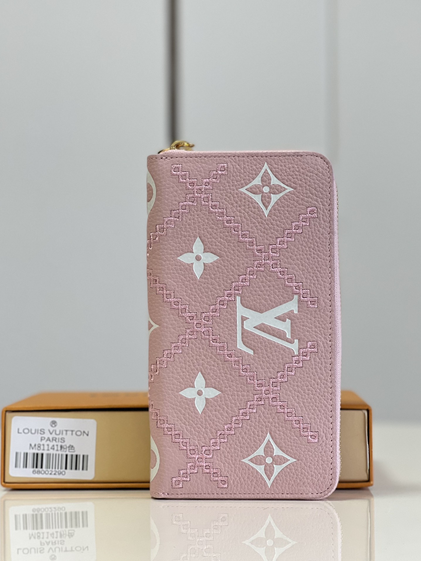 NO:398358,[Exclusive real photo M81141 embroidered pink] Zippy zipper wallet material Monogram Vernis lychee pattern calf leather, with the change of silver tone, the V-shaped logo is leaping in front of you, and it also has a full zipper design to provide safe protection. Monogram Vernis pressed lychee pattern calf leather calf leather lining metal parts zipper closure large organ compartment open banknote compartment zipper coin bag inner patch pocket card mezzanine. Size 19.5x10.5x2.5cm a.350, LV [original leather], louis vuitton, cowhide19860909【独家实拍M81141刺绣粉色】Zippy 拉链钱夹 取材 Monogram Vernis 荔枝纹小牛皮,以银色调的变幻令 V 字标识跃现眼前,更有全拉链设计提供稳妥保护.Monogram Vernis 压荔枝纹小牛皮小牛皮内衬金属件拉链封口大号风琴隔层开口式钞票隔层拉链零钱袋内贴袋卡片夹层.尺寸19.5x10.5x2.5cm a.350,LV【原厂皮】,louis vuitton,cowhide,Bag