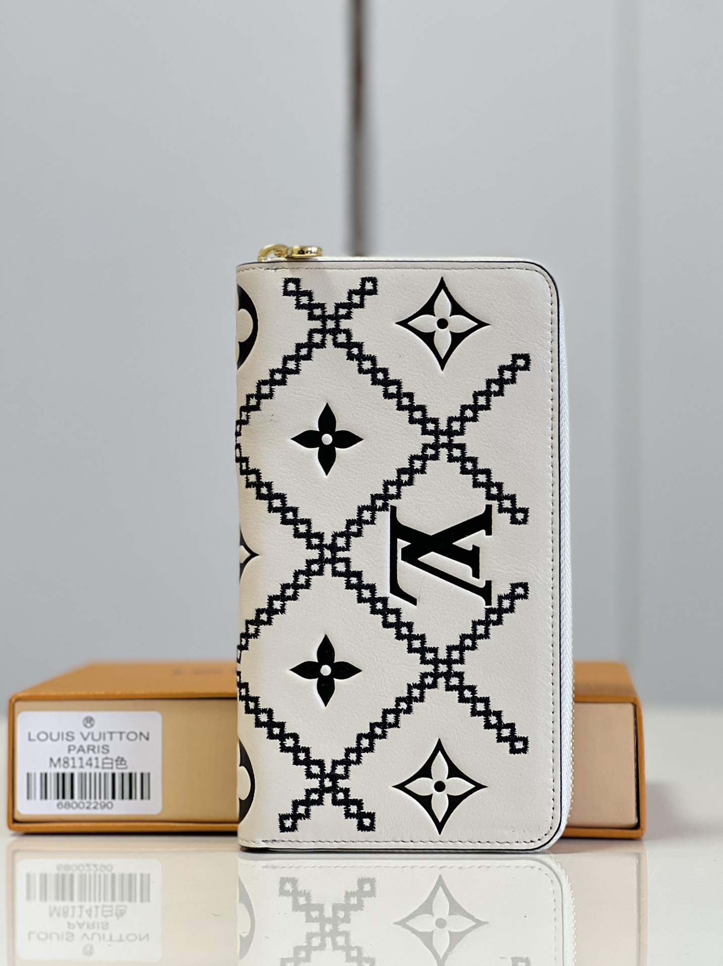 NO:398360,[Exclusive real photo M81141 embroidery white] Zippy Zipper Wallet Material Monogram Vernis Lychee pattern calf leather, with silver tone change, the V-shaped logo is leaping in front of you, and it also has a full zipper design to provide safe protection. Monogram Vernis pressed Lychee pattern calf leather calf leather lining metal parts Zipper seal large organ compartment open banknote compartment zipper coin bag inner patch pocket card mezzanine. Size 19.5x10.5x2.5cm a.350, LV [original leather], louis vuitton, cowhide19860909【独家实拍M81141刺绣白色】Zippy 拉链钱夹 取材 Monogram Vernis 荔枝纹小牛皮,以银色调的变幻令 V 字标识跃现眼前,更有全拉链设计提供稳妥保护.Monogram Vernis 压荔枝纹小牛皮小牛皮内衬金属件拉链封口大号风琴隔层开口式钞票隔层拉链零钱袋内贴袋卡片夹层.尺寸19.5x10.5x2.5cm a.350,LV【原厂皮】,louis vuitton,cowhide,Bag