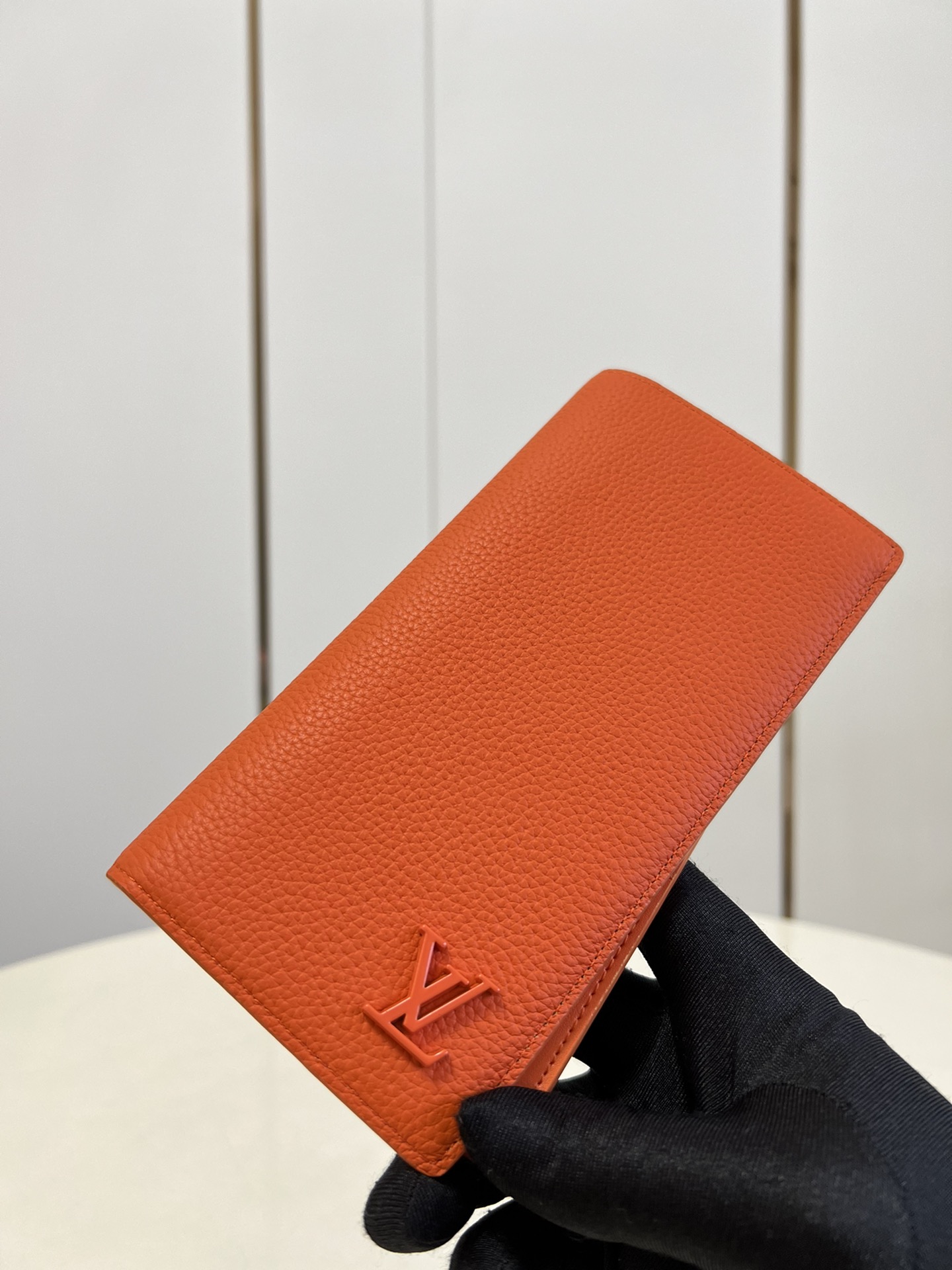 NO:398347,[Exclusive real photo M81153 orange] The new Aerogram Brazza wallet focuses on the delicate texture of grain calfskin, and then low-key imprints the identity with metal LV letters. The compartment and card slot can accommodate banknotes, documents and coins, which is suitable for pairing with LV Aerogram series handbags. 10 x 19 x 2 cm z.,LV [original leather],louis vuitton,cowhide19860909【独家实拍M81153橙色】全新 Aerogram Brazza 钱夹 着重粒面小牛皮的细腻质感,再以金属 LV 字母低调烙印身份.隔层和卡位可容纳纸钞、文件和硬币,与 LV Aerogram 系列手袋搭配相宜.10 x 19 x 2 厘米 z.,LV【原厂皮】,louis vuitton,cowhide,Bag