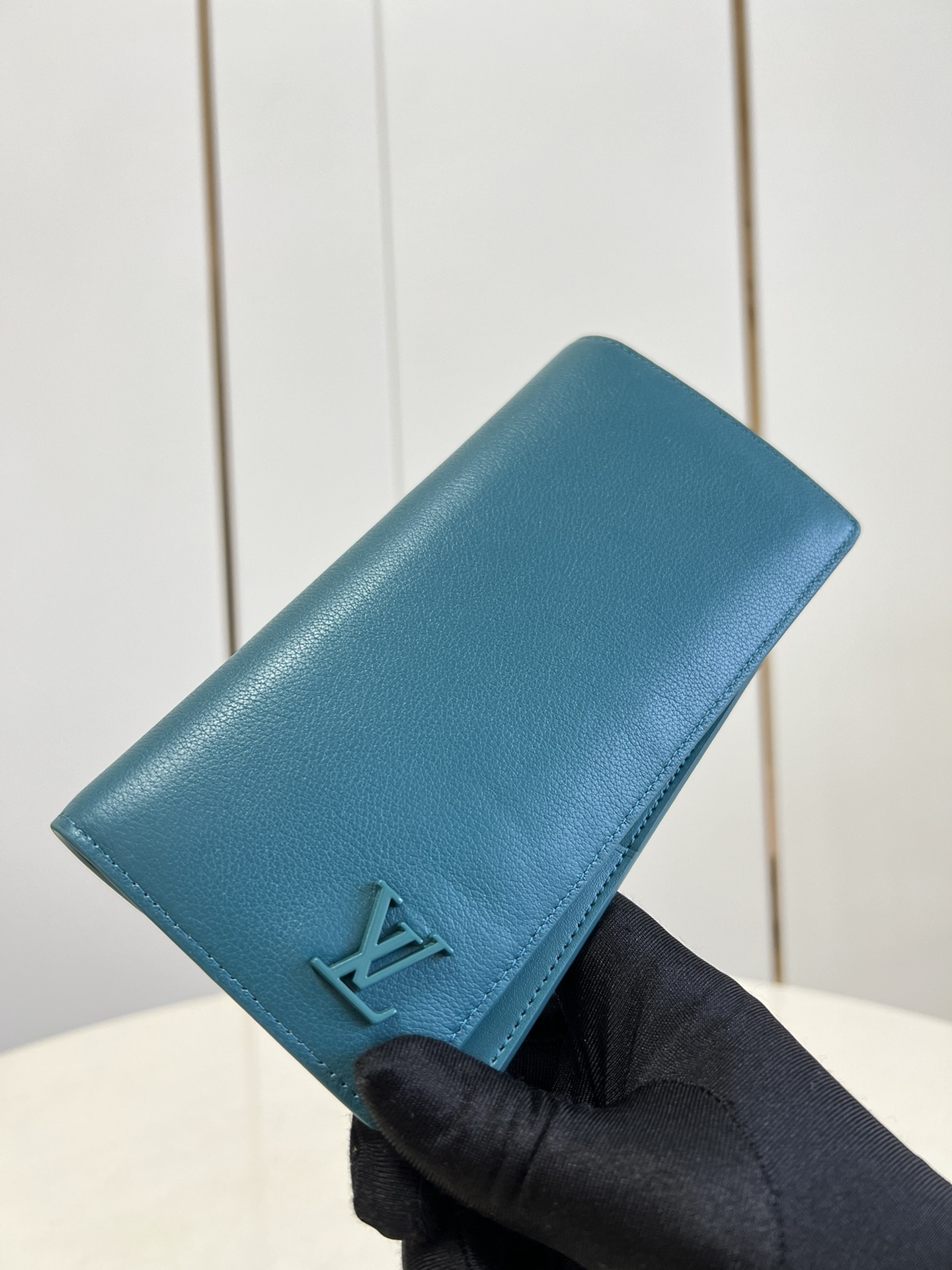NO:398349,[Exclusive real photo M81153 Lake Water Blue] The new Aerogram Brazza wallet focuses on the delicate texture of grain calfskin, and then low-key imprints the identity with metal LV letters. The compartment and card slot can accommodate banknotes, documents and coins, which is suitable for pairing with LV Aerogram series handbags. 10 x 19 x 2 cm z.,LV [original leather],louis vuitton,cowhide19860909【独家实拍M81153湖水蓝】全新 Aerogram Brazza 钱夹 着重粒面小牛皮的细腻质感,再以金属 LV 字母低调烙印身份.隔层和卡位可容纳纸钞、文件和硬币,与 LV Aerogram 系列手袋搭配相宜.10 x 19 x 2 厘米 z.,LV【原厂皮】,louis vuitton,cowhide,Bag