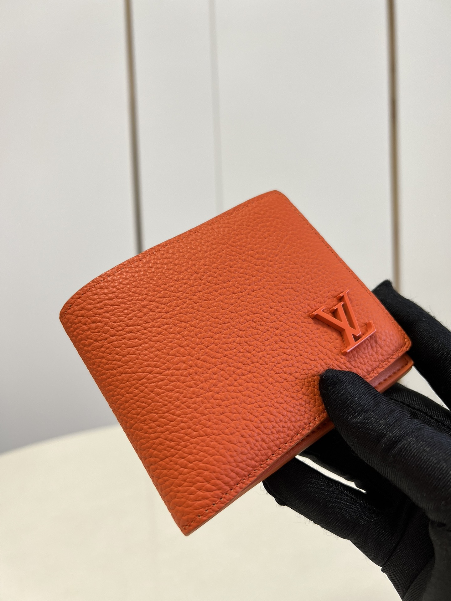 NO:398328,[Exclusive real photo M81026 orange] Multiple wallet uses specially treated Aerogram cowhide leather to present the soft texture of old-style aviation letterhead, demonstrating the brand's infinite enthusiasm for travel art, embellishing the metal LV logo. It is not only a choice for daily functions, but also a gift. 11.5 x 9 x 1.5 cm z.,LV【original leather】,louis vuitton,cowhide19860909【独家实拍M81026橙色】Multiple 钱夹 采用经过特殊处理的 Aerogram 牛皮革,呈现旧式航空信笺一般的柔软质感,彰显品牌对旅行艺术的无限热忱,点缀金属 LV 标识.既是日常功能之选,亦可成就馈赠佳礼.11.5 x 9 x 1.5 厘米 z.,LV【原厂皮】,louis vuitton,cowhide,Bag