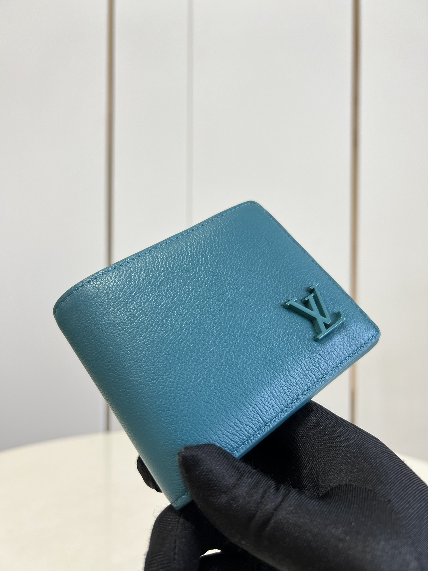 NO:398331,[Exclusive real photo M81026 Lake Blue] Multiple wallet uses specially treated Aerogram cowhide leather to present the soft texture of old-style aviation letterhead, demonstrating the brand's infinite enthusiasm for travel art, embellishing the metal LV logo. It is not only a choice for daily functions, but also a gift. 11.5 x 9 x 1.5 cm z.,LV【original leather】,louis vuitton,cowhide19860909【独家实拍M81026湖水蓝】Multiple 钱夹 采用经过特殊处理的 Aerogram 牛皮革,呈现旧式航空信笺一般的柔软质感,彰显品牌对旅行艺术的无限热忱,点缀金属 LV 标识.既是日常功能之选,亦可成就馈赠佳礼.11.5 x 9 x 1.5 厘米 z.,LV【原厂皮】,louis vuitton,cowhide,Bag