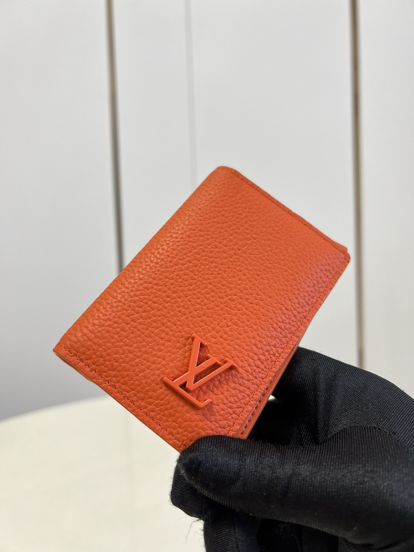 NO:398337,【Exclusive real photo M81028 Orange】Bagged universal wallet This Louis Vuitton classic bagged universal wallet is presented in a modern soft blue tone. Louis Vuitton's unique Aerogram leather is as delicate and soft as retro air mailing paper, decorated with LV logo metal parts in the same tone, equipped with six compartments and three credit card mezzanines, can accommodate different items and easily stored in the pocket. 8 x 11 x 1 cm z.,LV【Original leather】,louis vuitton,louis vuitton19860909【独家实拍M81028橙色】袋裝萬用錢包 這款路易威登經典袋裝萬用錢包以現代感十足的柔和藍色調呈現,路易威登獨特的Aerogram皮革有如復古的航空郵箋般精緻及柔軟,飾以同色調的LV標誌金屬件,配備六個隔層和三個信用卡夾層,可容納不同物品,並輕易收納入口袋.8 x 11 x 1 厘米 z.,LV【原厂皮】,louis vuitton,louis vuitton,Bag