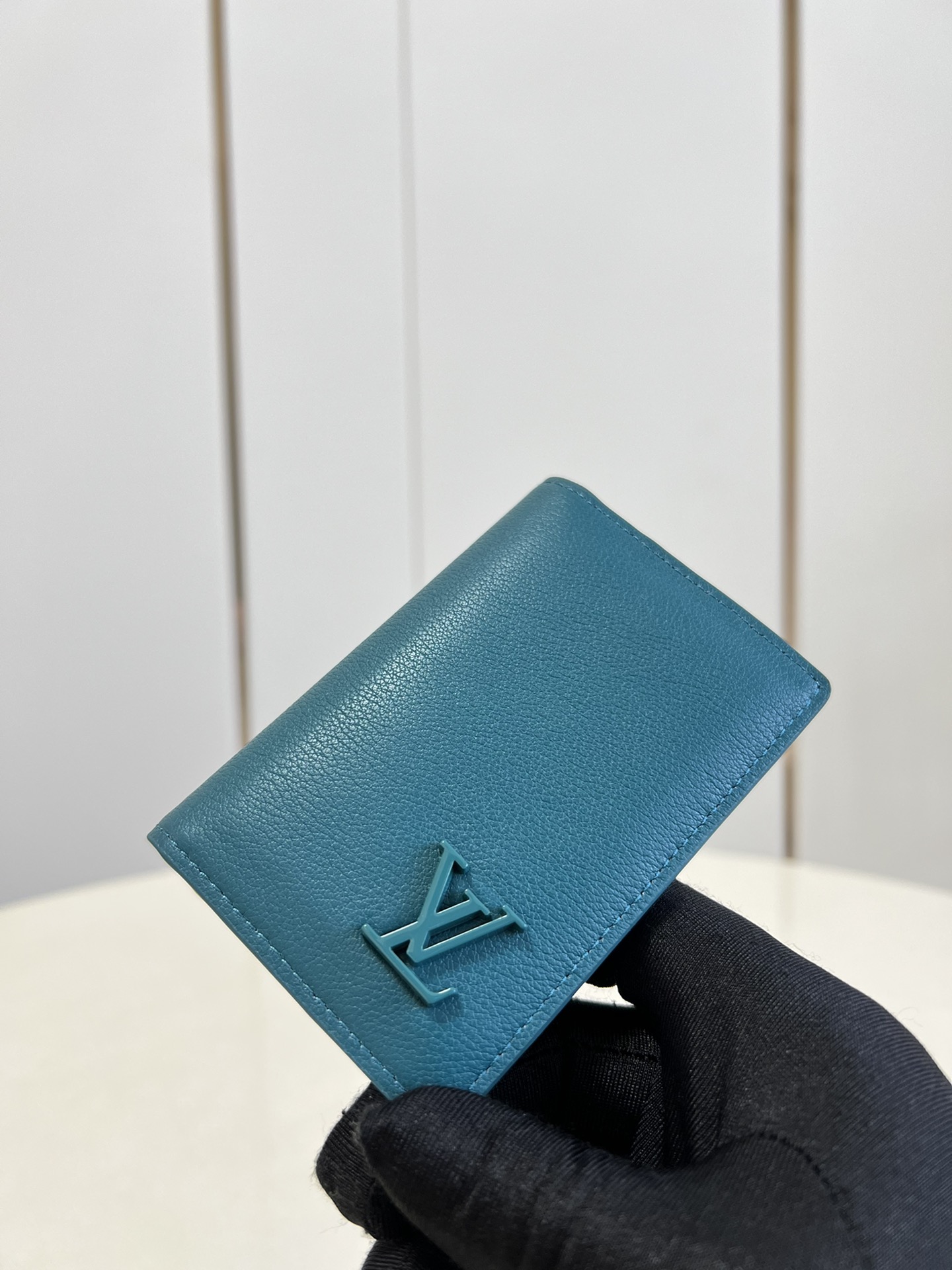 NO:398340,【Exclusive real photo M81028 Lake Water Blue】Bagged universal wallet This Louis Vuitton classic bagged universal wallet is presented in a modern soft blue tone. Louis Vuitton's unique Aerogram leather is as delicate and soft as retro air mailing paper, decorated with LV logo metal parts in the same tone, equipped with six compartments and three credit card mezzanines, can accommodate different items and easily stored in the pocket. 8 x 11 x 1 cm z.,LV【Original Leather】,louis vuitton,louis vuitton19860909【独家实拍M81028湖水蓝】袋裝萬用錢包 這款路易威登經典袋裝萬用錢包以現代感十足的柔和藍色調呈現,路易威登獨特的Aerogram皮革有如復古的航空郵箋般精緻及柔軟,飾以同色調的LV標誌金屬件,配備六個隔層和三個信用卡夾層,可容納不同物品,並輕易收納入口袋.8 x 11 x 1 厘米 z.,LV【原厂皮】,louis vuitton,louis vuitton,Bag