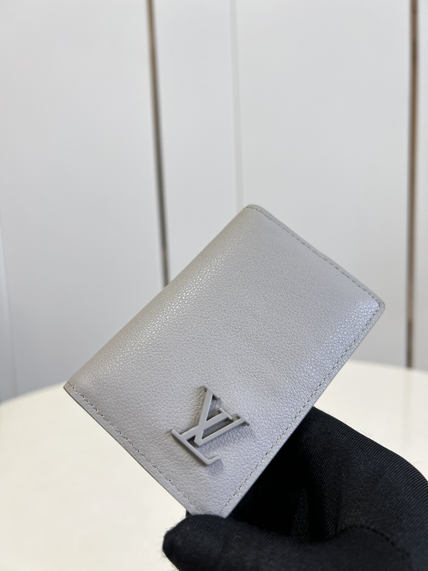 NO:398343,【Exclusive real photo M81028 gray】Bagged universal wallet This Louis Vuitton classic bagged universal wallet is presented in a modern soft blue tone. Louis Vuitton's unique Aerogram leather is as delicate and soft as retro air mailing paper, decorated with LV logo metal parts in the same tone, equipped with six compartments and three credit card mezzanines, can accommodate different items and easily stored in the pocket. 8 x 11 x 1 cm z.,LV [original leather],louis vuitton,louis vuitton19860909【独家实拍M81028灰色】袋裝萬用錢包 這款路易威登經典袋裝萬用錢包以現代感十足的柔和藍色調呈現,路易威登獨特的Aerogram皮革有如復古的航空郵箋般精緻及柔軟,飾以同色調的LV標誌金屬件,配備六個隔層和三個信用卡夾層,可容納不同物品,並輕易收納入口袋.8 x 11 x 1 厘米 z.,LV【原厂皮】,louis vuitton,louis vuitton,Bag