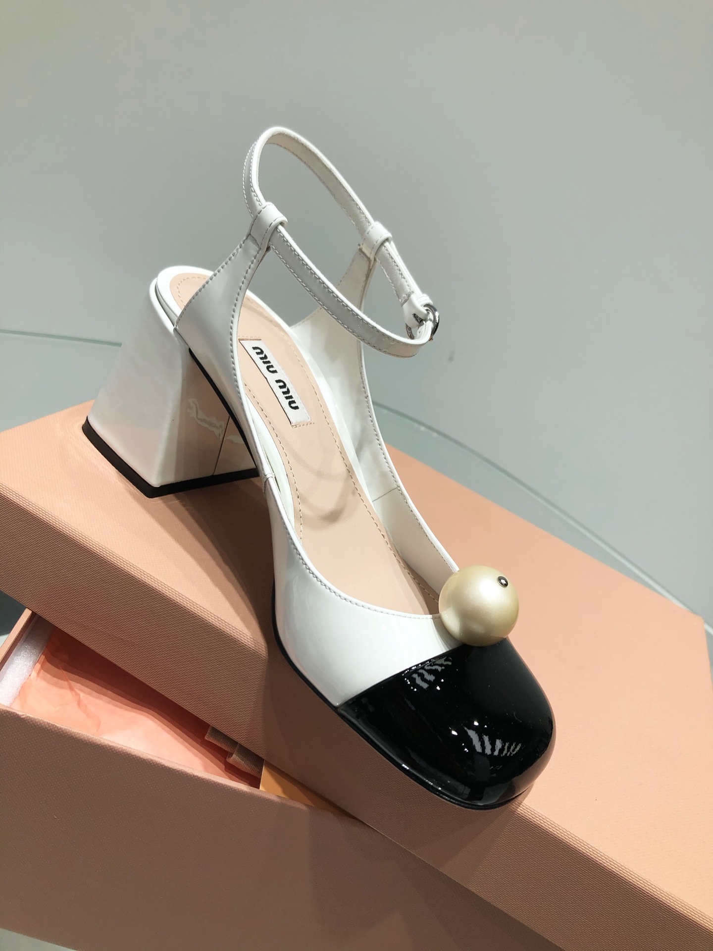 Miu Miu Classic Luxury Leather Shoe Loafer Ref 5