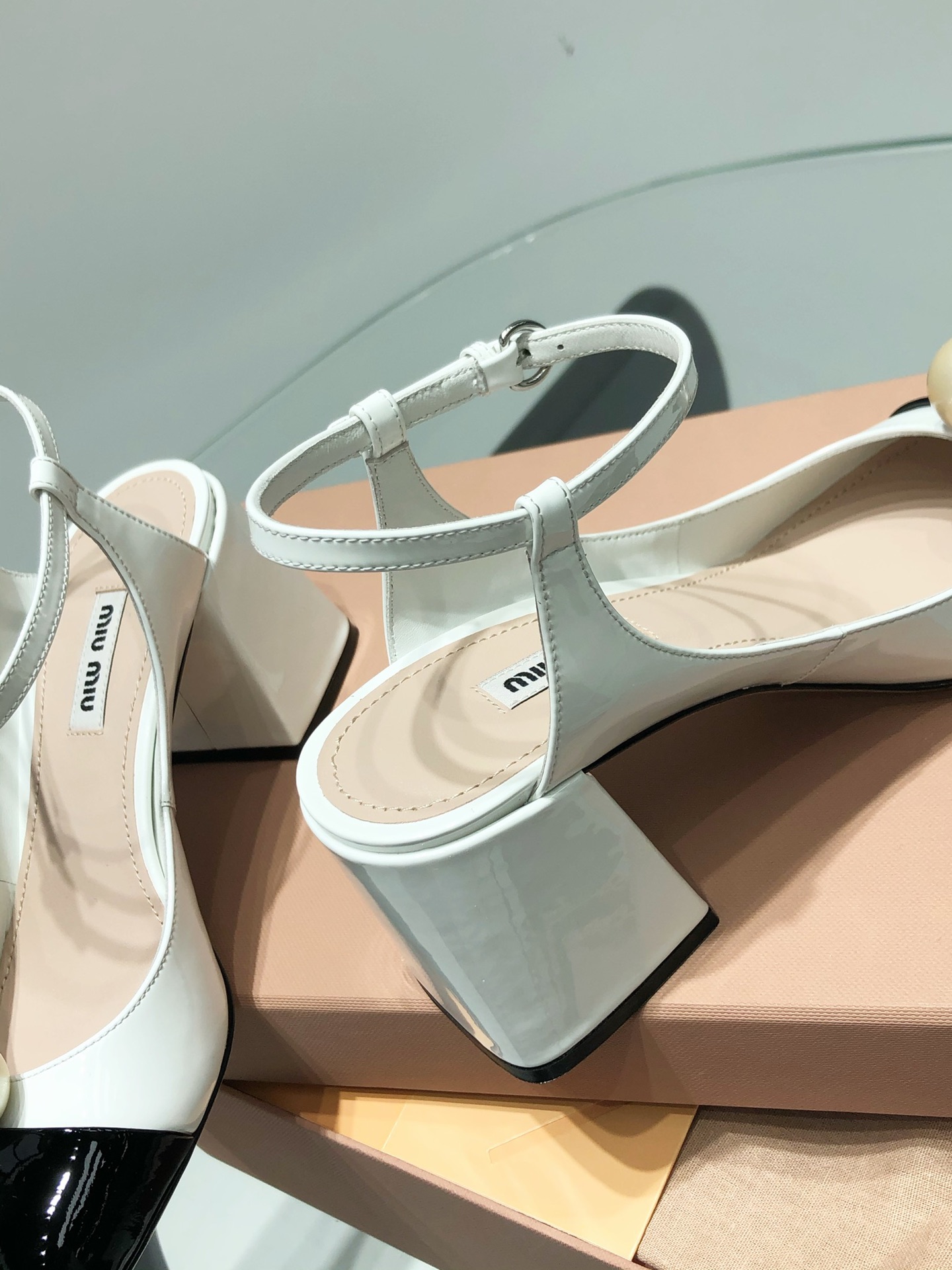 Miu Miu Classic Luxury Leather Shoe Loafer Ref 8
