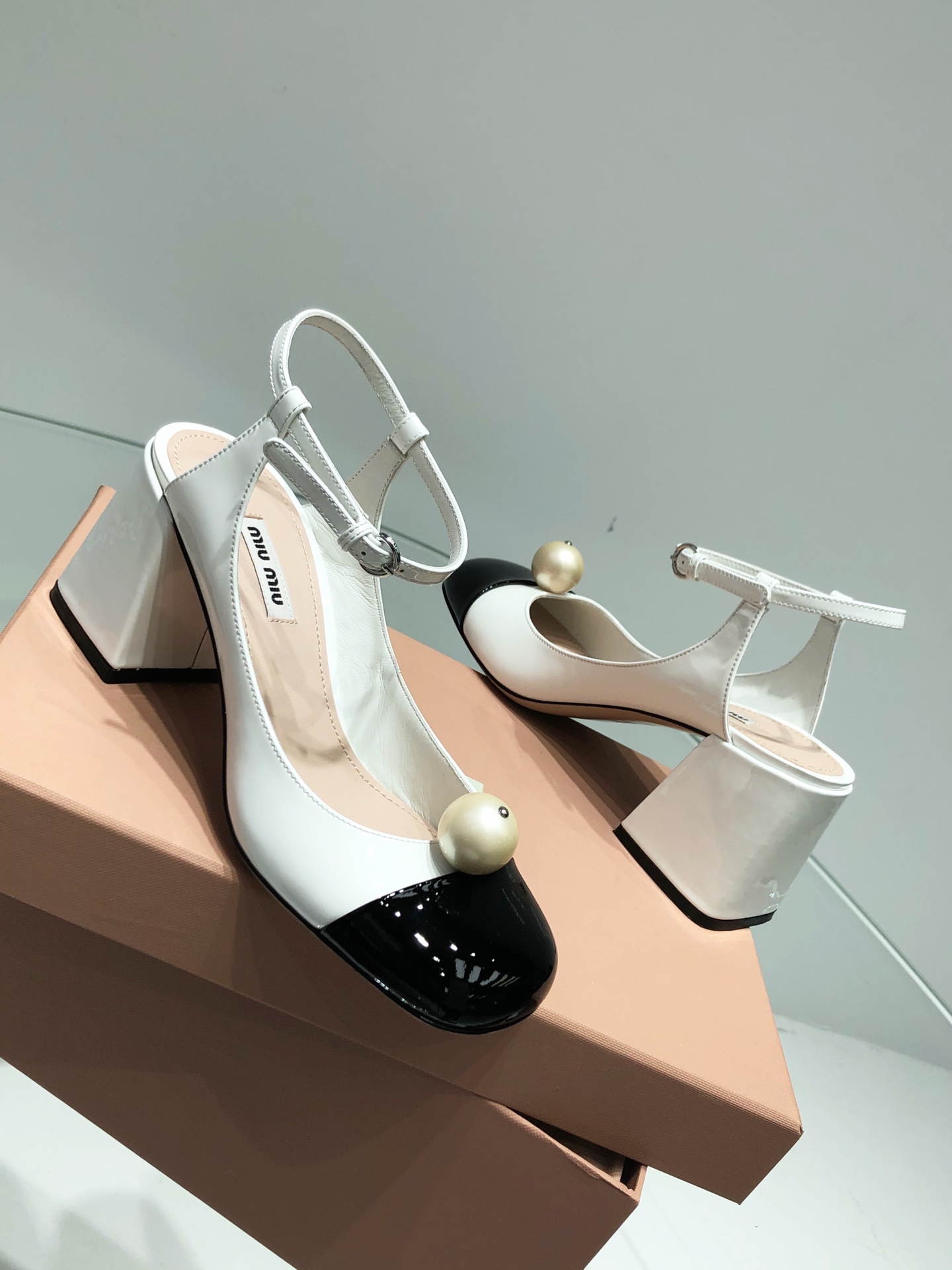 Miu Miu Classic Luxury Leather Shoe Loafer Ref 4