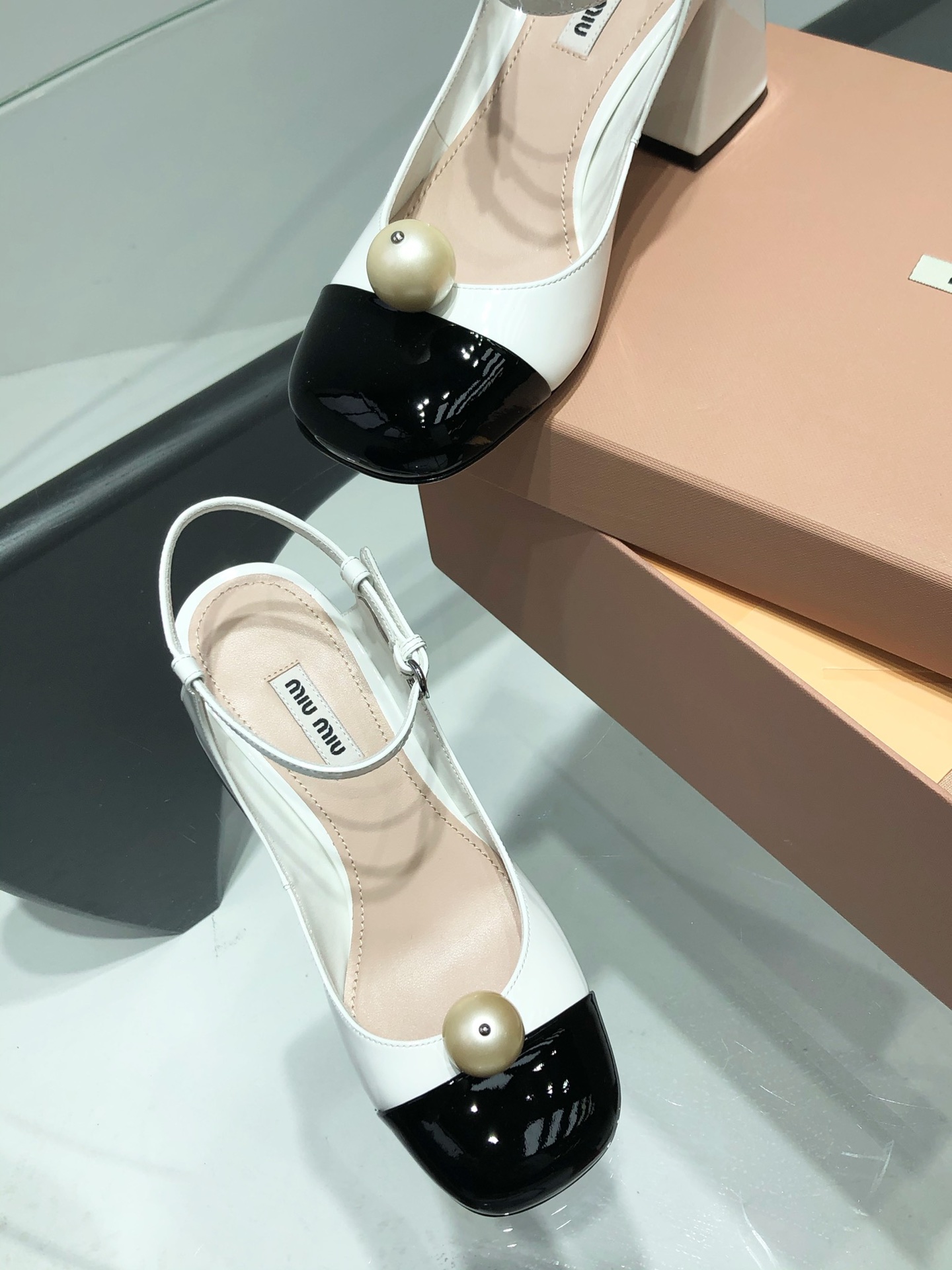 Miu Miu Classic Luxury Leather Shoe Loafer Ref 2