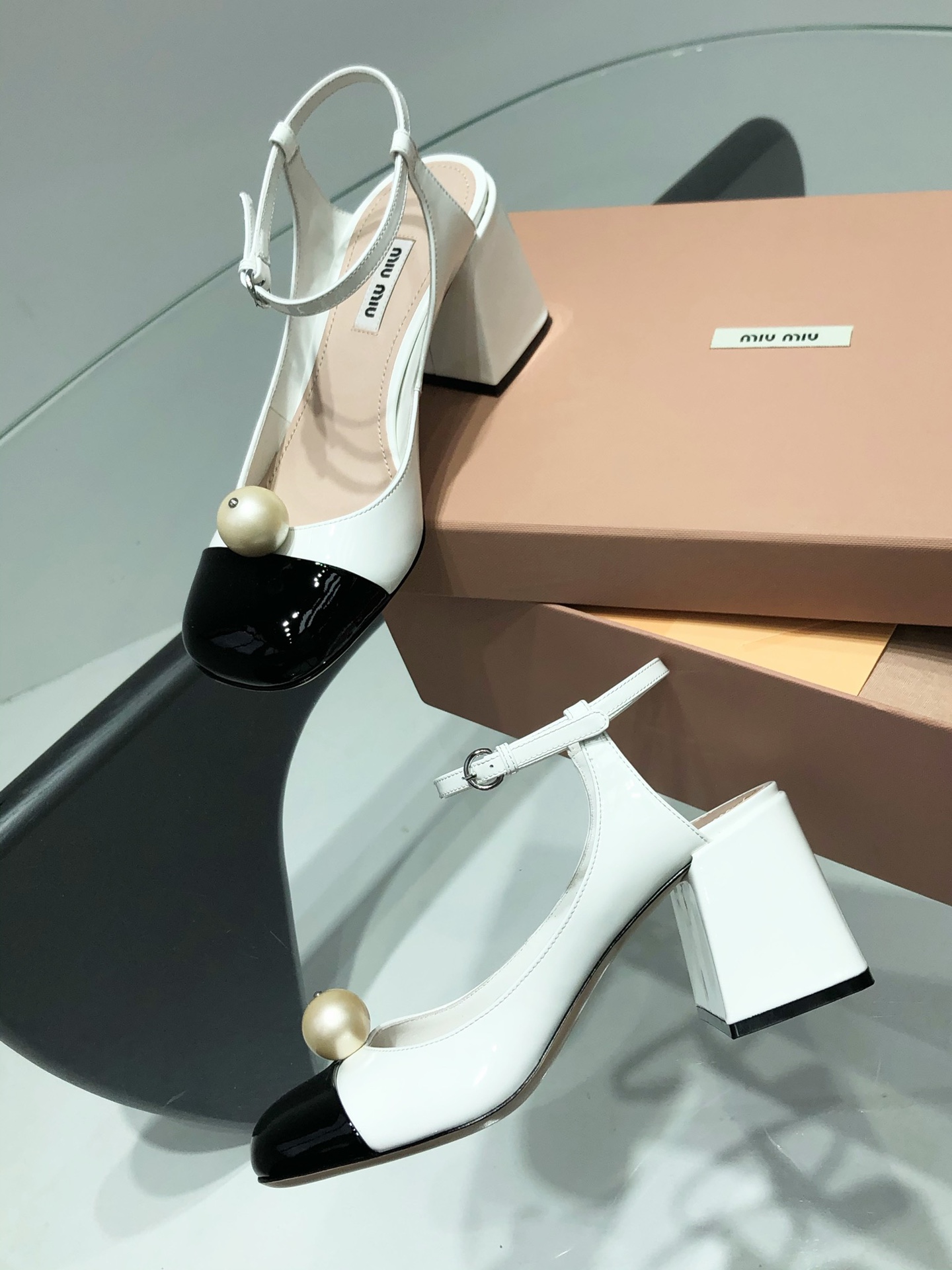 Miu Miu Classic Luxury Leather Shoe Loafer Ref 6