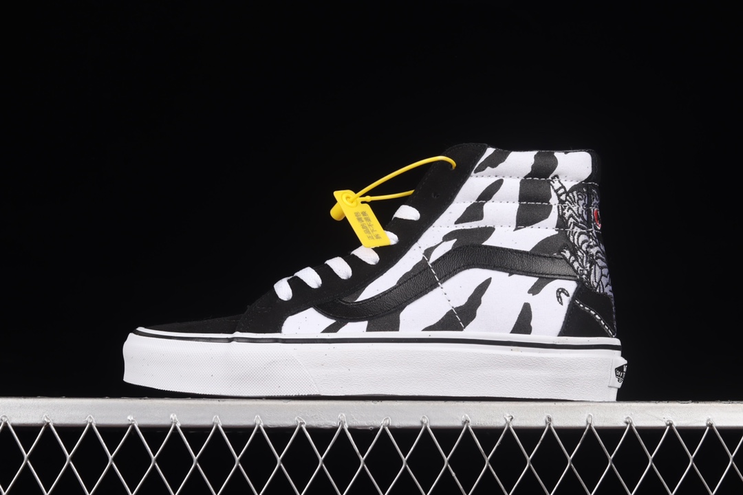 G5 Vans Sk8-Hi 万斯虎年限定系列高帮休闲板鞋 VN0ADZ5WGT将2022壬寅年虎年元素与经典棋盘格元加以变幻并运用至经典鞋型，推出虎年限定系列。该系列采用具有新年代表性，后跟和鞋身电锈老虎图案，鞋身印有人气豹纹印花以及棋盘格爱心印花三组合鞋款凸显设计主题以交叉重叠呈现出炸眼的视觉效果。快快和你的TA一起上脚，甜酷炸街，虎力全开