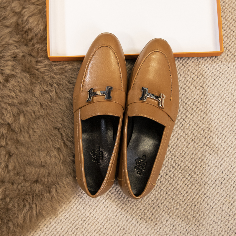 NO:784457,Classic...Purely handmade...Made with franc craftsmanship, the latest and strongest upgraded version, the latest Italian genuine product announcement R&D: fashionable and casual Royal loafers, adhering to the world's strongest luxury brand, enamel classic pure hand/craft production, supreme purchasing version... Classic and versatile, slim Royal loafers, color-blocking design, beautiful on the feet, incomparably comfortable, recommended by fashionistas... Herme℃ Hermès Classic  Royal loafers, pure imported French calfskin, advanced customized version (one-on-one) handmade. High-end customization, exclusive products, the highest version in the industry, authentic mold customization, hand-sewing, enamel craftsmanship, purely handmade... The lining is made of: imported fine calfskin.. Outsole: Italian handmade workshop, imported European original A-grade handmade genuine leather sole. Leather: Customized from France. Imported calfskin. Hardware: Imported Italian genuine 316 stainless steel H buckle.  , 18k white gold genuine comfort level: five stars size: 35 ~41 (40.41 yards) custom-made - no return or exchange, hermes, hermes, loafers, cowhide19860909经典...纯手工..法郎工艺制作,最新 ,最强升级版 最新意大利正品宣 研发: 时尚休闲 Royal乐福鞋,秉承世界最强 奢华品牌,珐琅经典纯手/工艺 制作,至尊代购版.. 经典百搭 修身Royal乐福鞋,拼色设计,上脚 靓颖 无敌舒适, 时尚达人推荐款... Herme℃爱玛士 经典 Royal乐福鞋、纯进口法国法国小牛皮 ,高级定制版师级（一对一）手工制作. 高端订制,独家产品 ,行业最高版本 正品开模定制 手工缝制.珐琅工艺,纯手工制作... 内里采用:进口细腻小牛皮.. 大底:意大利手工坊 进口欧洲原A级 手工真皮底 皮料:法国定制 进口小牛皮 五金: 进口意大利正品316精钢 H扣 ,18k白金真 舒适度:五颗星 size:35 ~41 (40.41 码 )定做-不退换,,hermes,hermes,loafers,cowhide,Women's Shoes