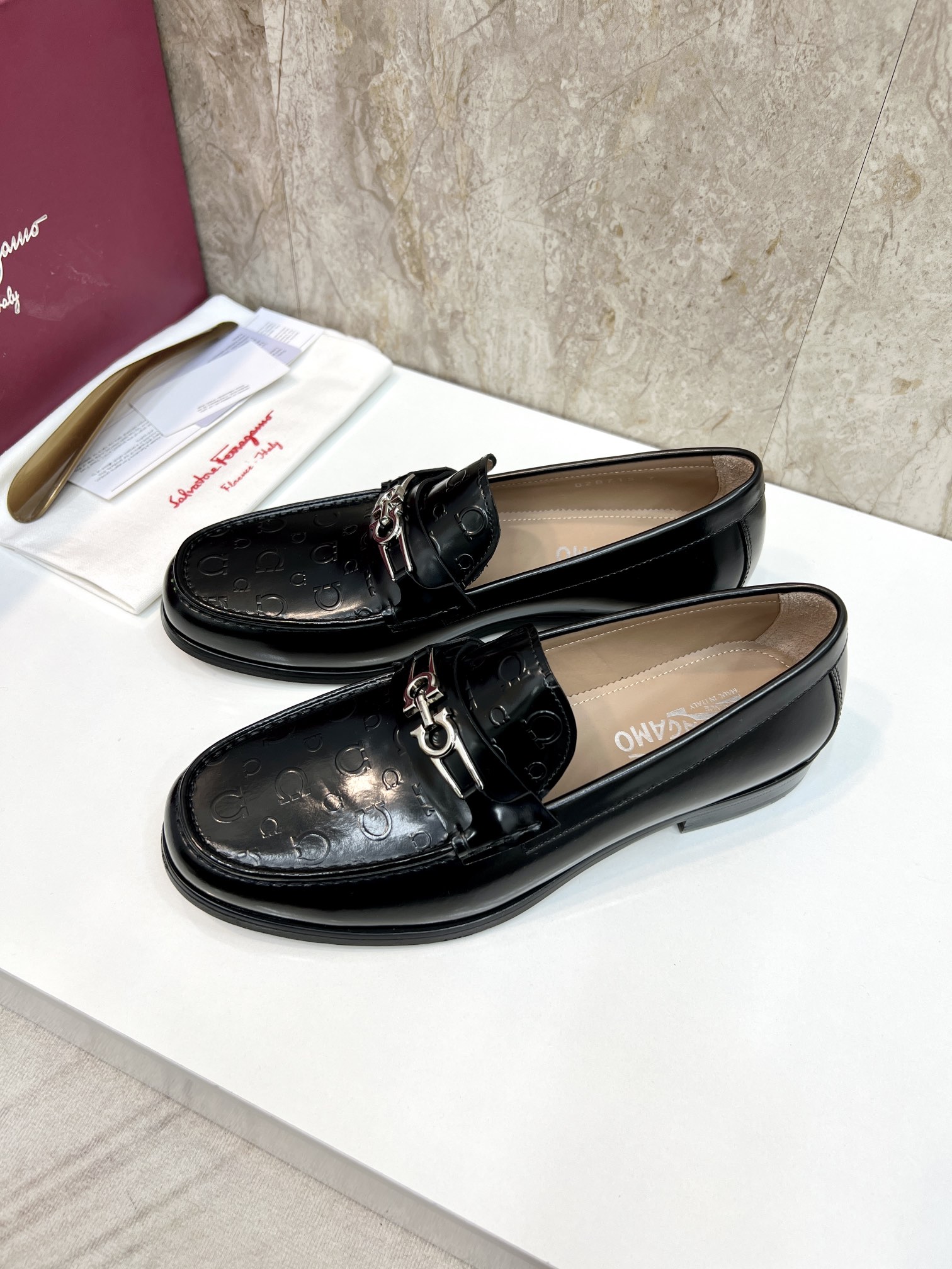 suela de cuero original P590 marca: Ferragamo (Ferragamo) código estándar: código de los hombres 38-