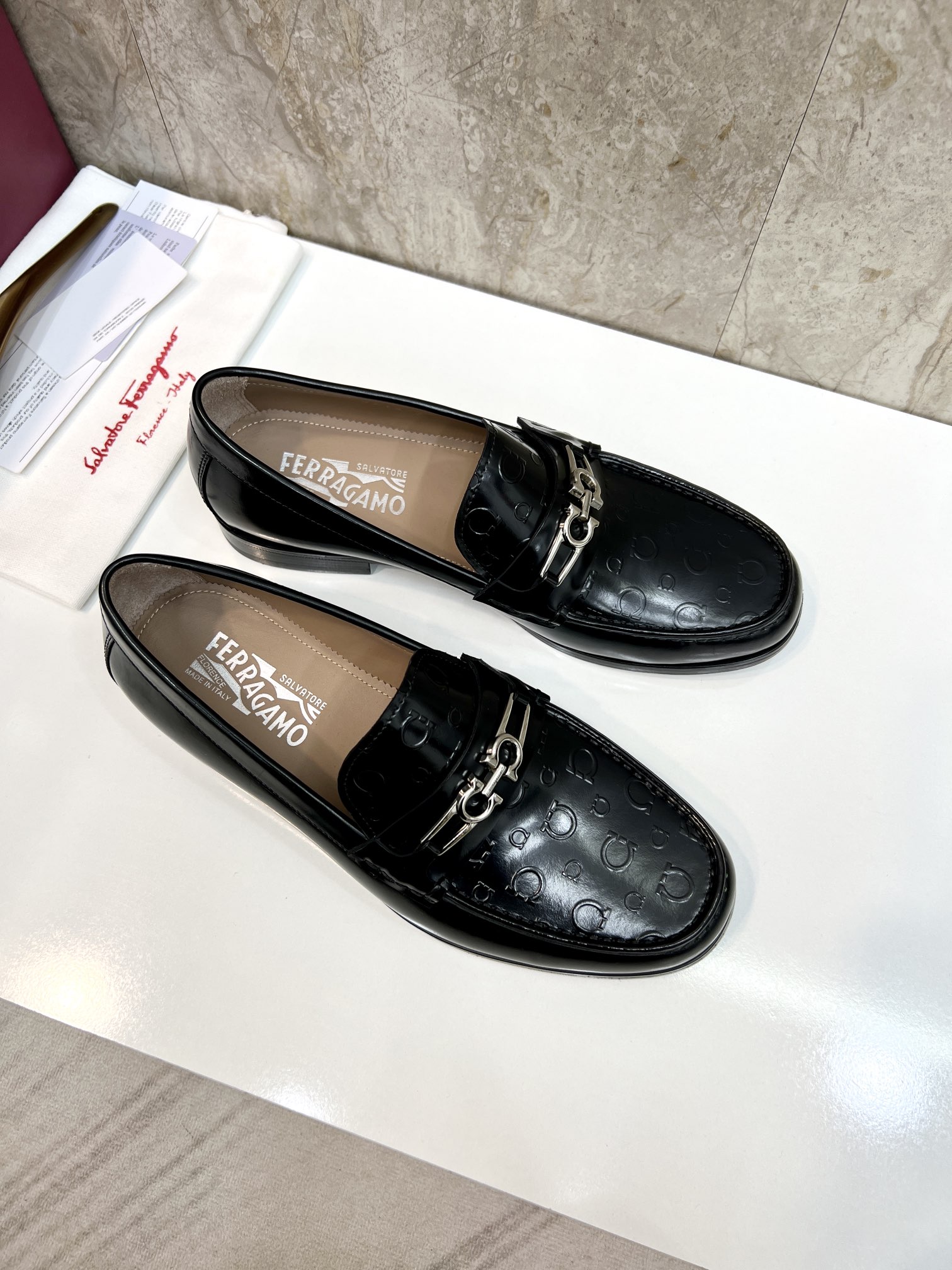 suela de cuero original P590 marca: Ferragamo (Ferragamo) código estándar: código de los hombres 38-