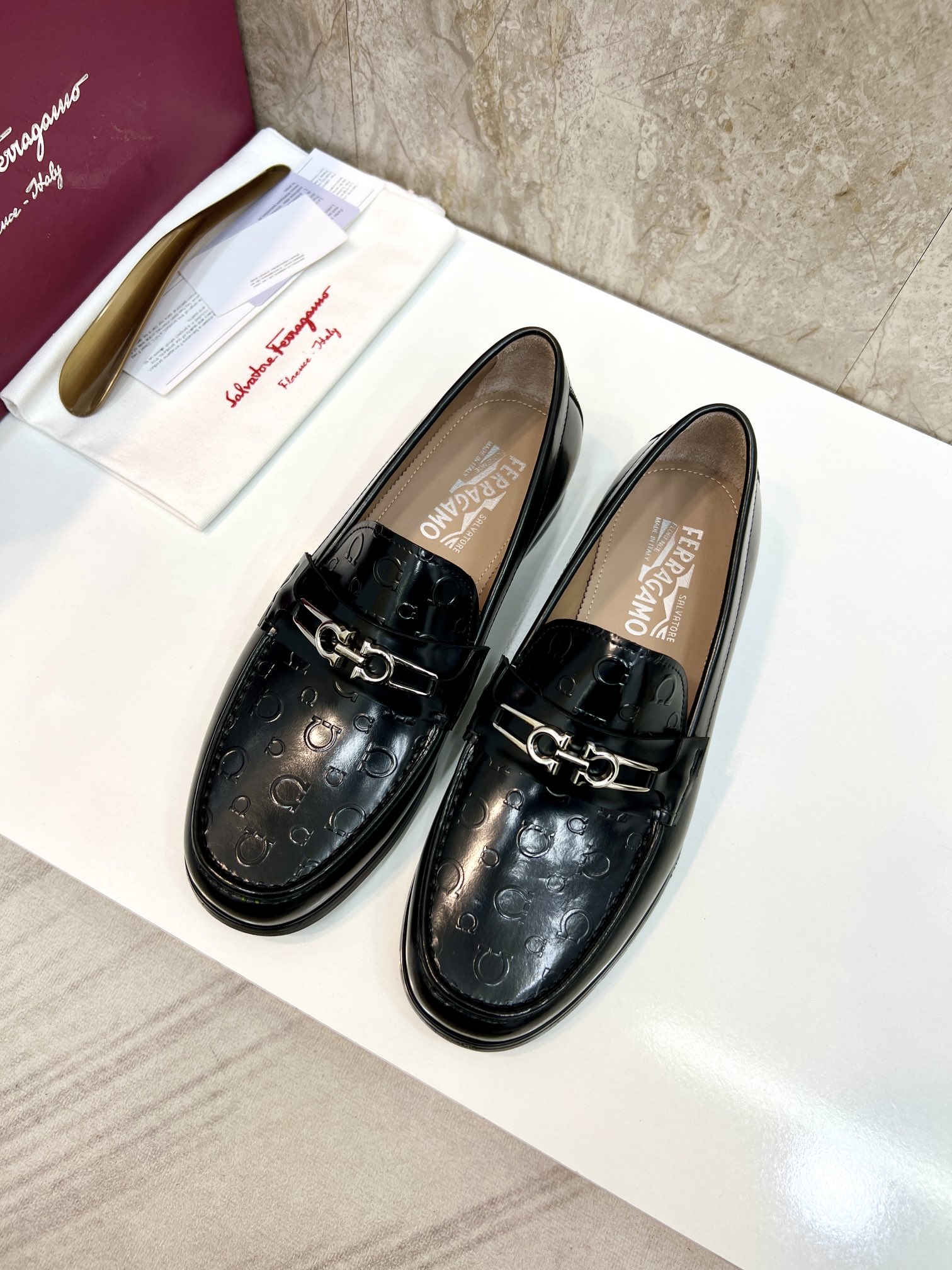 suela de cuero original P590 marca: Ferragamo (Ferragamo) código estándar: código de los hombres 38-