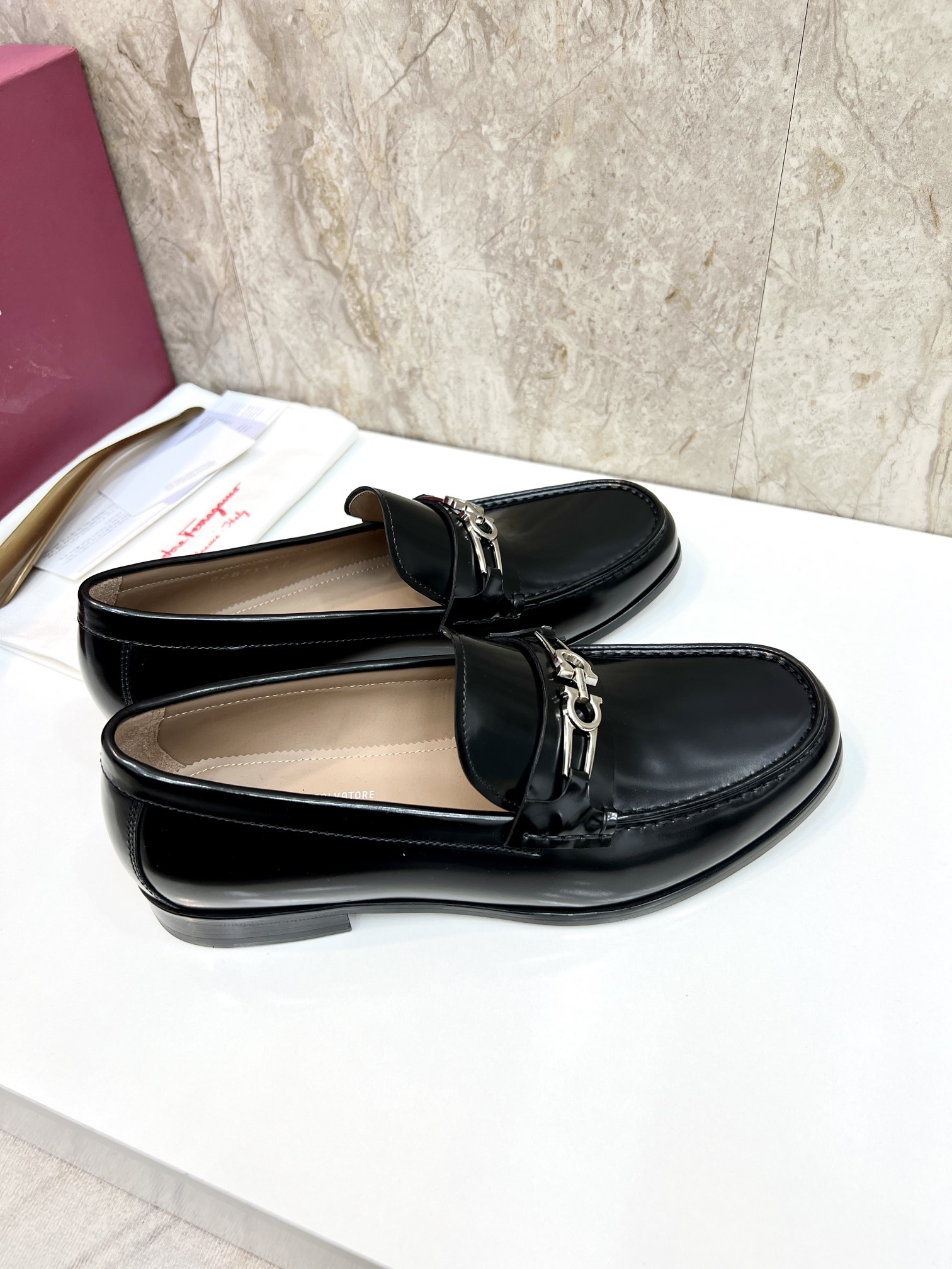 suela de cuero original P590 marca: Ferragamo (Ferragamo) código estándar: código de los hombres 38-