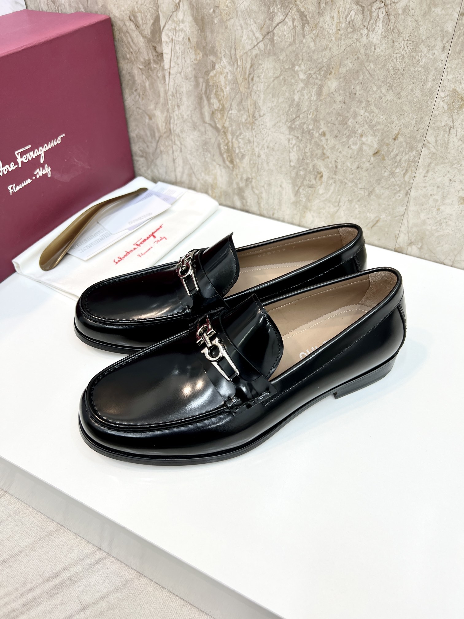 suela de cuero original P590 marca: Ferragamo (Ferragamo) código estándar: código de los hombres 38-