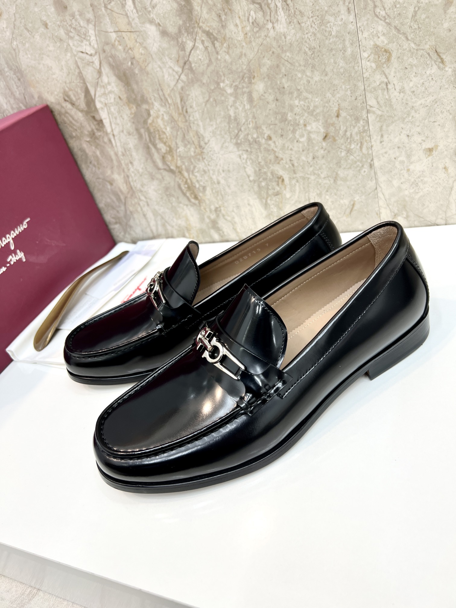 suela de cuero original P590 marca: Ferragamo (Ferragamo) código estándar: código de los hombres 38-