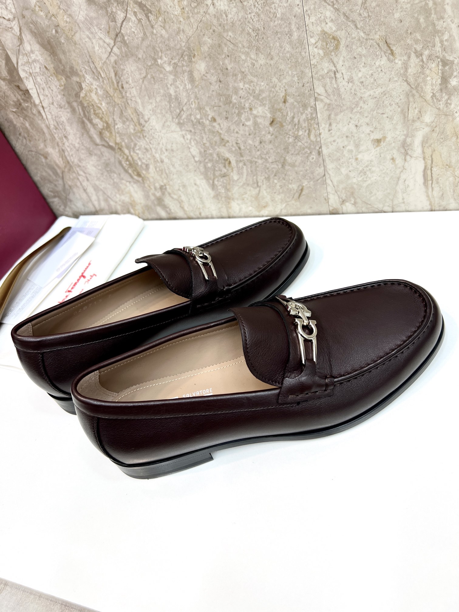 suela de cuero original P590 marca: Ferragamo (Ferragamo) código estándar: código de los hombres 38-