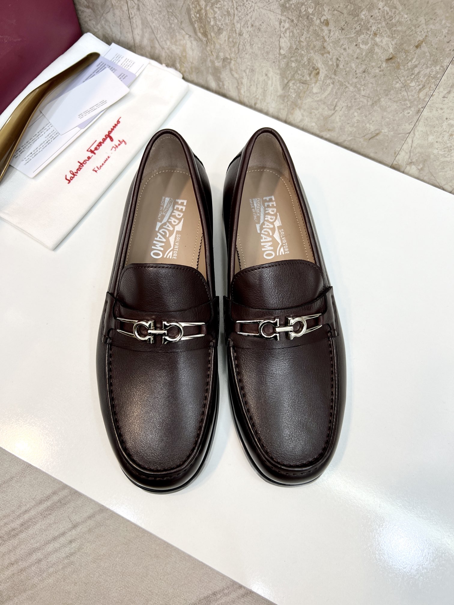 suela de cuero original P590 marca: Ferragamo (Ferragamo) código estándar: código de los hombres 38-