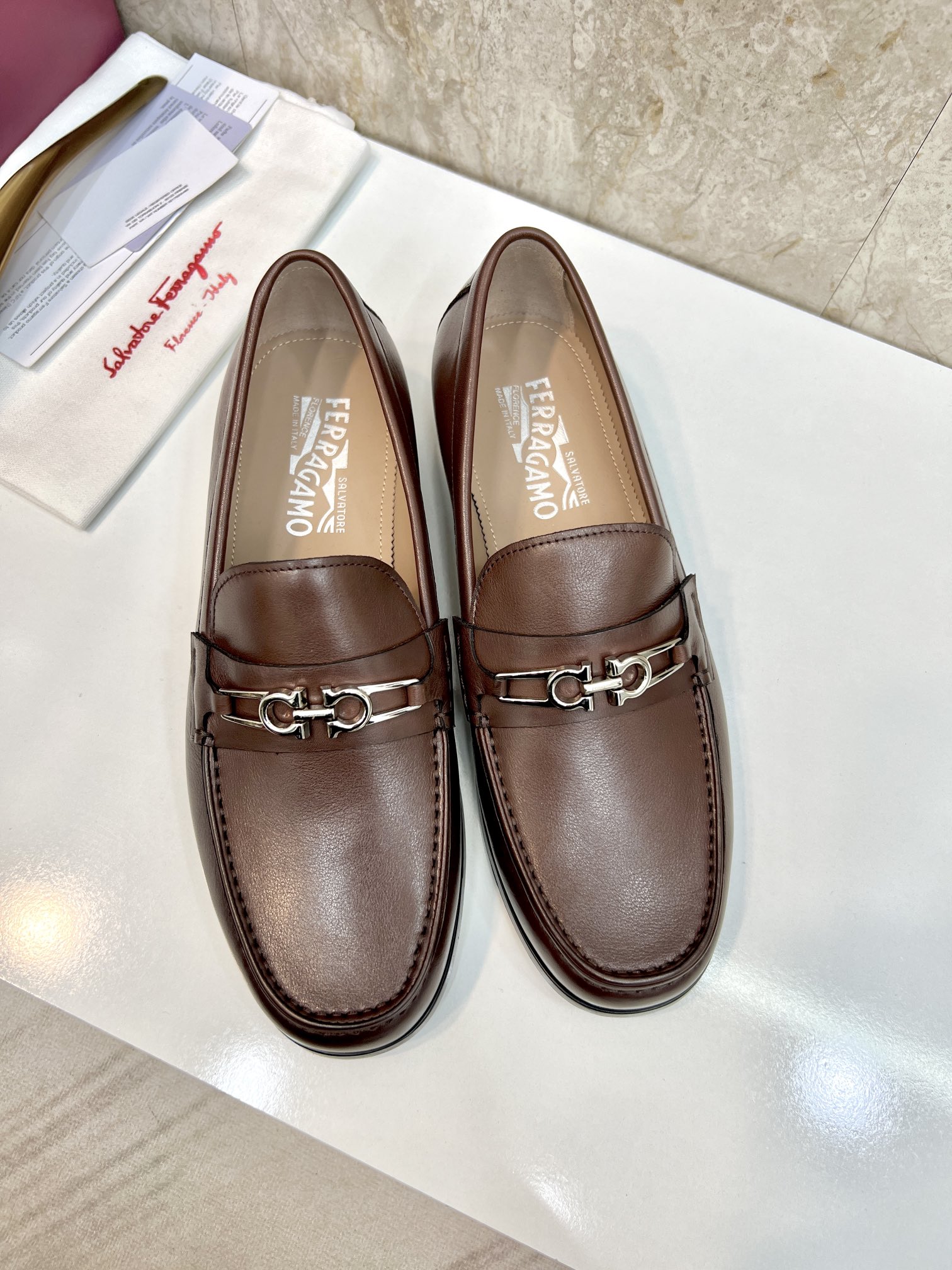 suela de cuero original P590 marca: Ferragamo (Ferragamo) código estándar: código de los hombres 38-