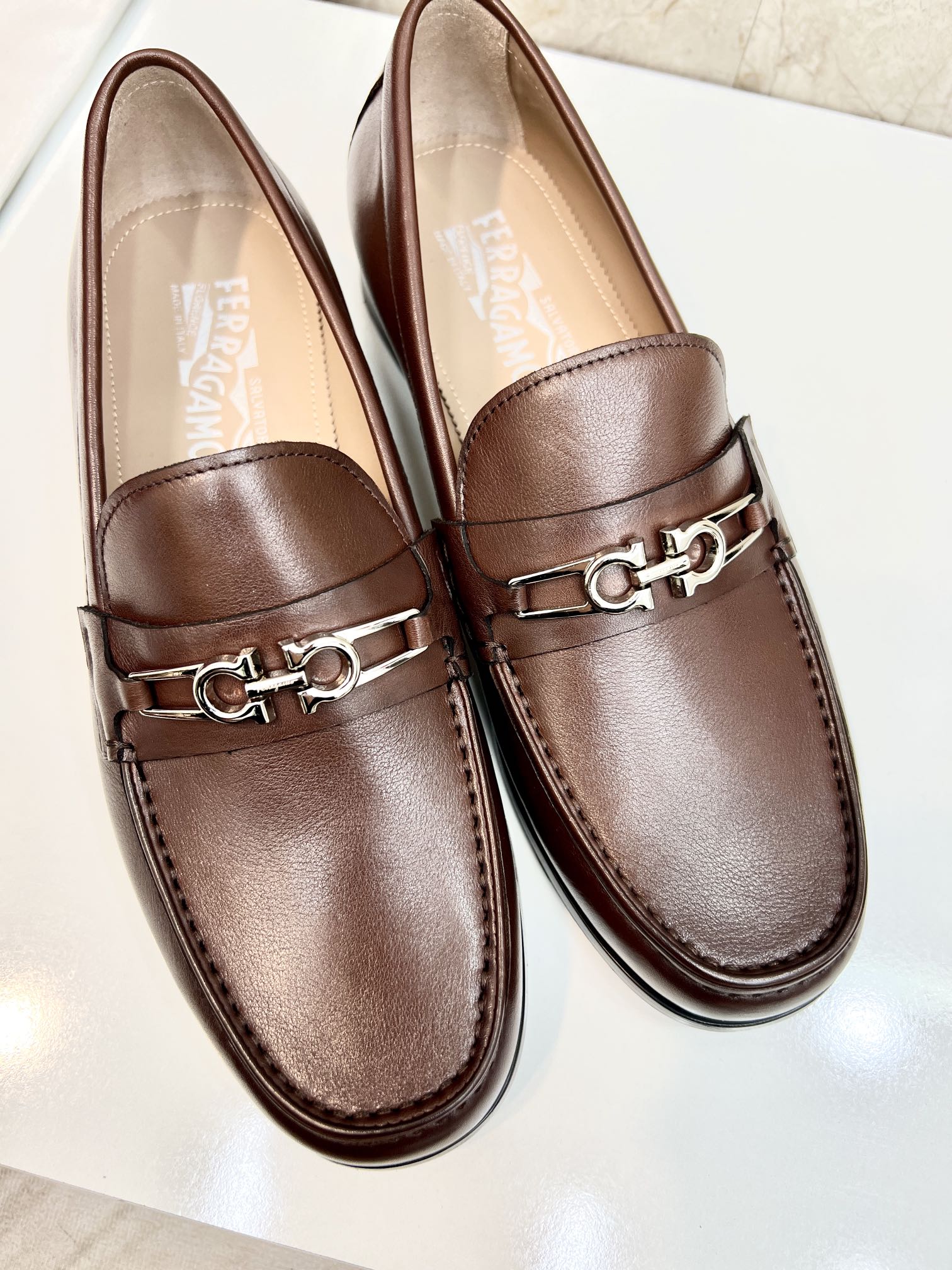suela de cuero original P590 marca: Ferragamo (Ferragamo) código estándar: código de los hombres 38-