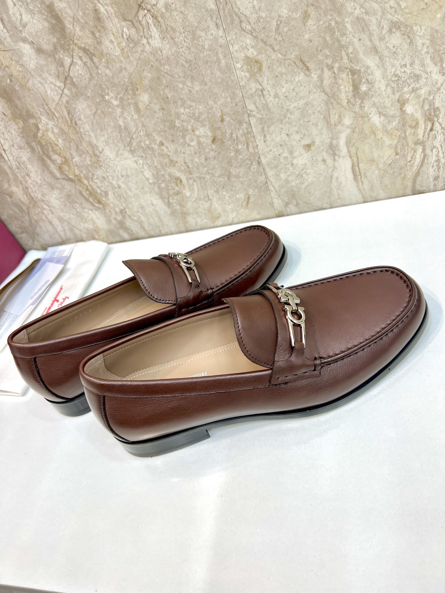 suela de cuero original P590 marca: Ferragamo (Ferragamo) código estándar: código de los hombres 38-
