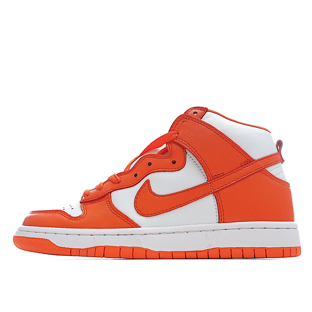 H5 公司级 NK Dunk High SP Pro高帮滑板鞋DUNK的本意其实是一对贴地性良好的板鞋。在设计方面Dunk是以Air Jordan 1代为设计原型，所以都拥有了极好的抓地性能和场地感，保证了那些优秀的球员在场上可以轻巧且稳定的运动，因此性能也不可挑剔。