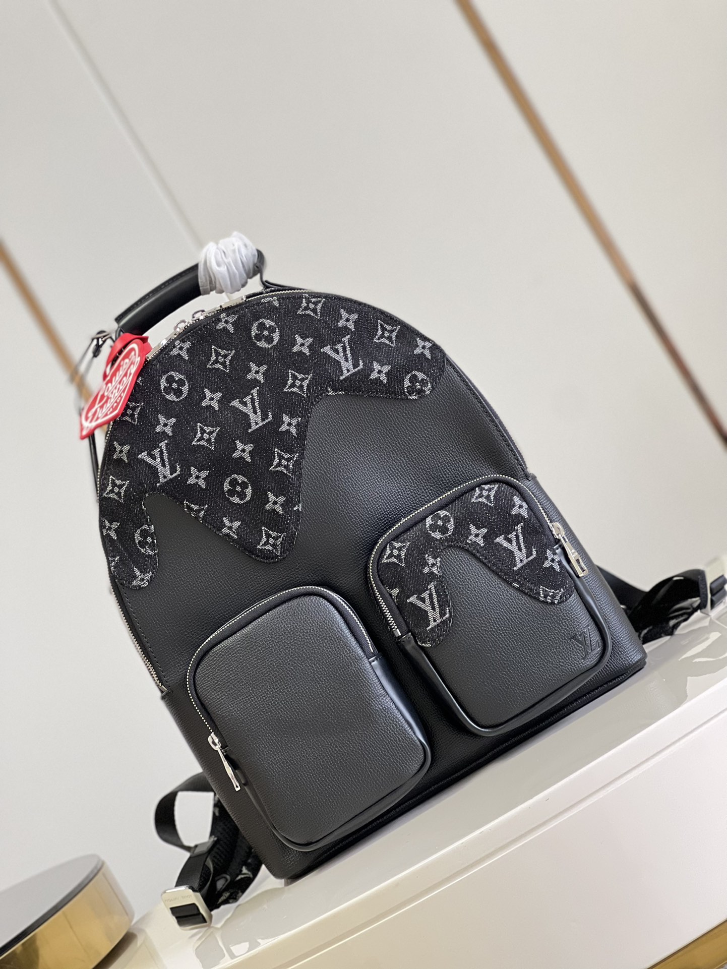 NO:398326,【Exclusive real photo M45973】LVMULTIPOCKET backpack M4597330 x 40 x 15.5 cm (length x height x width) This backpack is the second joint design by Japanese designer Nigo and Louis Vuitton. It gives the Multipocket backpack Monogram Drip styling elements. The black denim is decorated with classic Monogram patterns, which 'flows' on the fine-textured Taurillon leather grain. The practical handbag has multiple pockets and main compartments to easily accommodate the laptop. It is equipped with dazzling red heart-shaped tags to show the dazzling brand style.a.900,LV [original leather],louis vuitton,louis vuitton,backpacks19860909【独家实拍M45973】LVMULTIPOCKET 背包M4597330 x 40 x 15.5 厘米 (長度 x 高度 x 闊度)這款背包是日本設計師Nigo與路易威登的第二次聯合設計的款式,為Multipocket背包賦予Monogram Drip造型元素,黑色牛仔布綴以經典Monogram圖案,在質感幼細的Taurillon皮革粒面上「流動」.設計實用的手袋設有多個口袋和主隔層,可輕易容納手提電腦,配以耀眼的紅色心形吊牌,展現奪目的品牌格調.a.900,LV【原厂皮】,louis vuitton,louis vuitton,backpacks,Bag