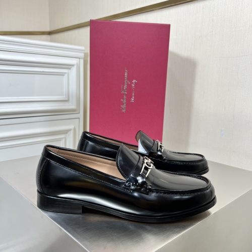 Salvatore Ferragamo Heren Mocassins - Luxe Lederen Loafers met Metalen Gesp 1 Salvatore Ferragamo Heren Mocassins - Luxe Lederen Loafers met Metalen Gesp