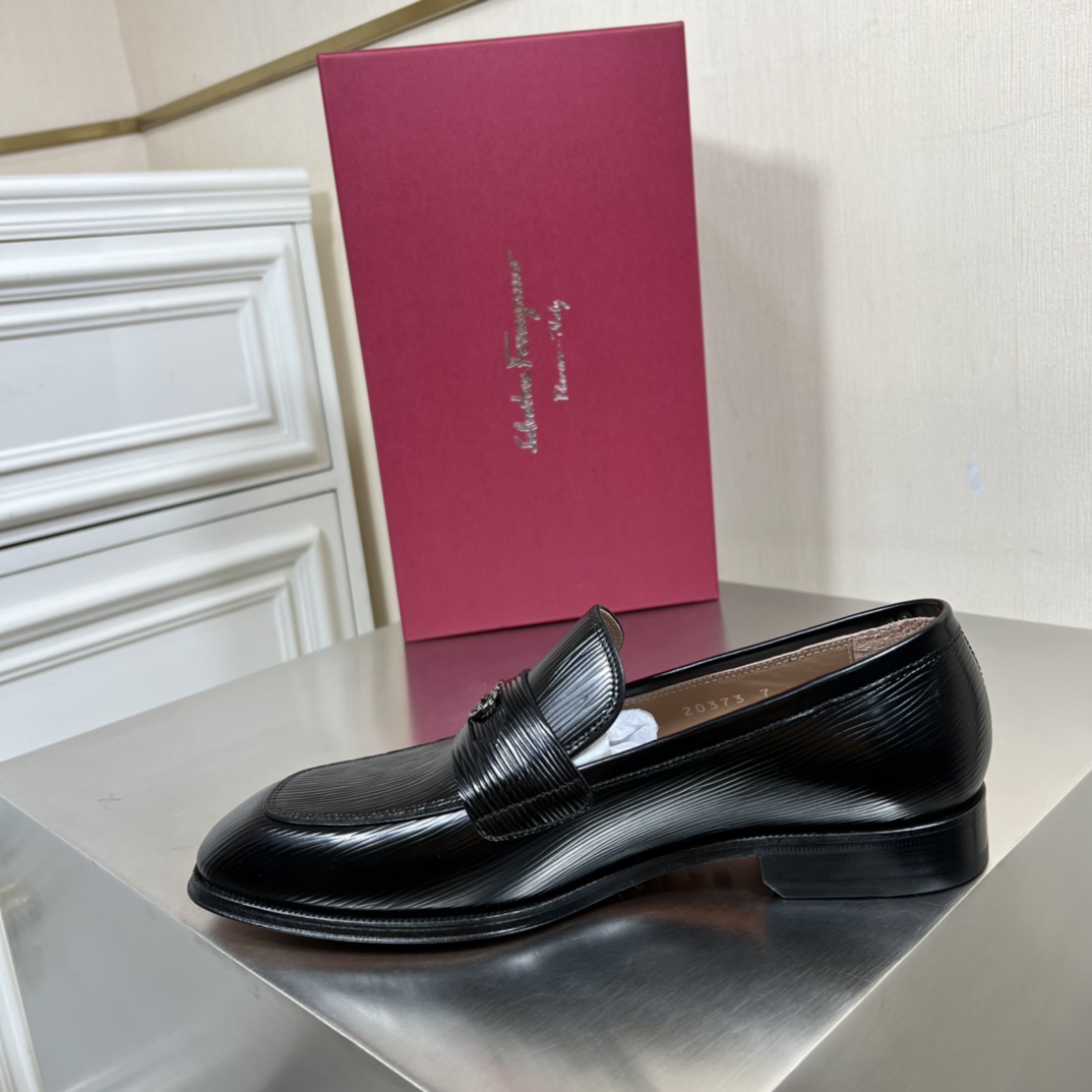 Salvatore Ferragamo Men's Leather Loafers with Gancini Ornament 6 i1645452773 1257 4