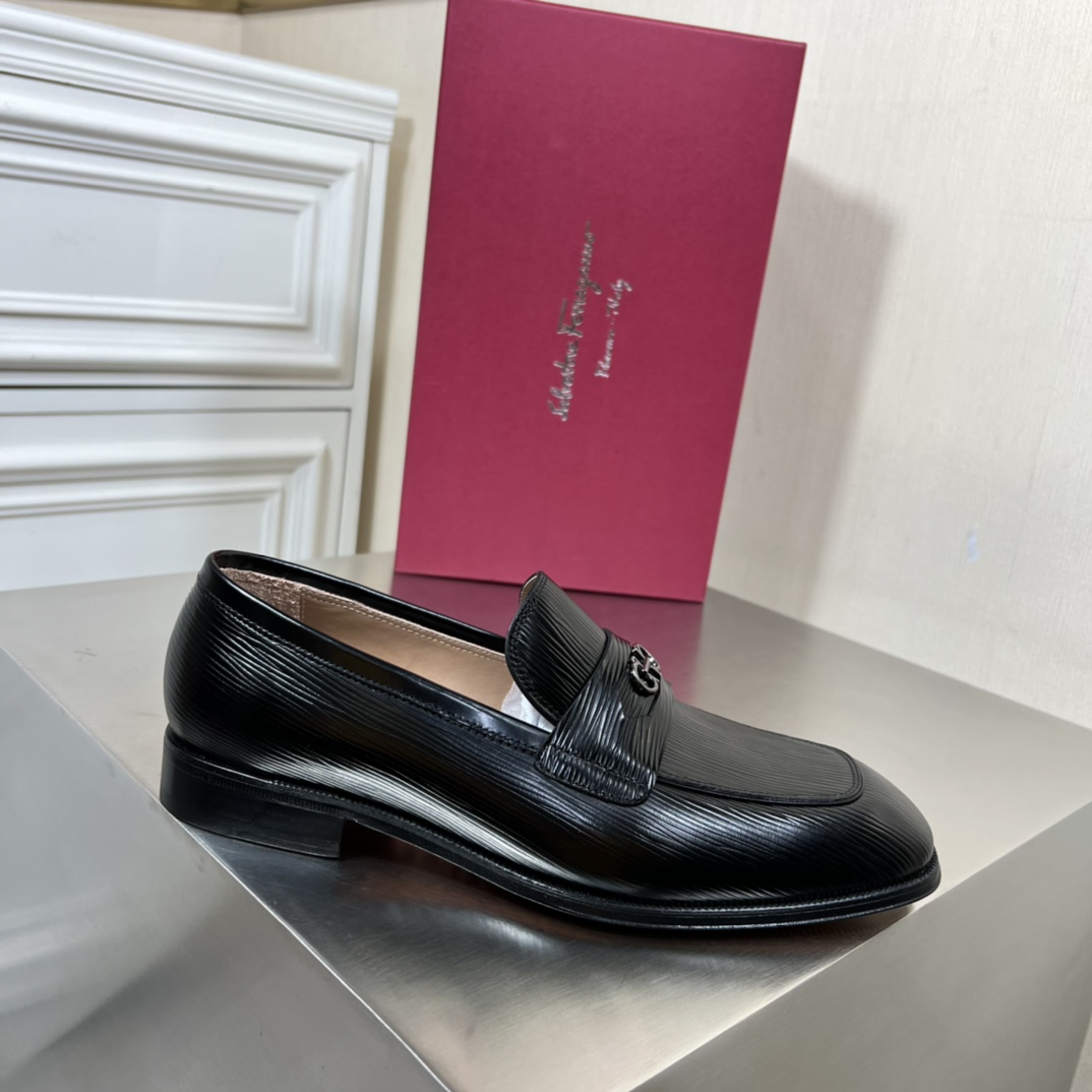 Salvatore Ferragamo Men's Leather Loafers with Gancini Ornament 5 i1645452773 3518 3