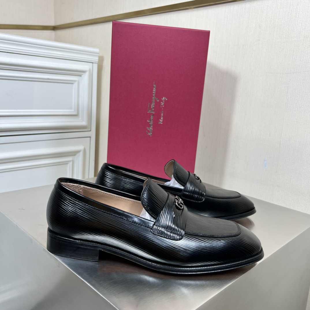 Salvatore Ferragamo Men's Leather Loafers with Gancini Ornament 2 i1645452773 6073 0