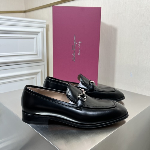 حذاء لوفر رجالي من الجلد الطبيعي الفاخر بتصميم عصري من Salvatore Ferragamo 1 حذاء لوفر رجالي من الجلد الطبيعي الفاخر بتصميم عصري من Salvatore Ferragamo