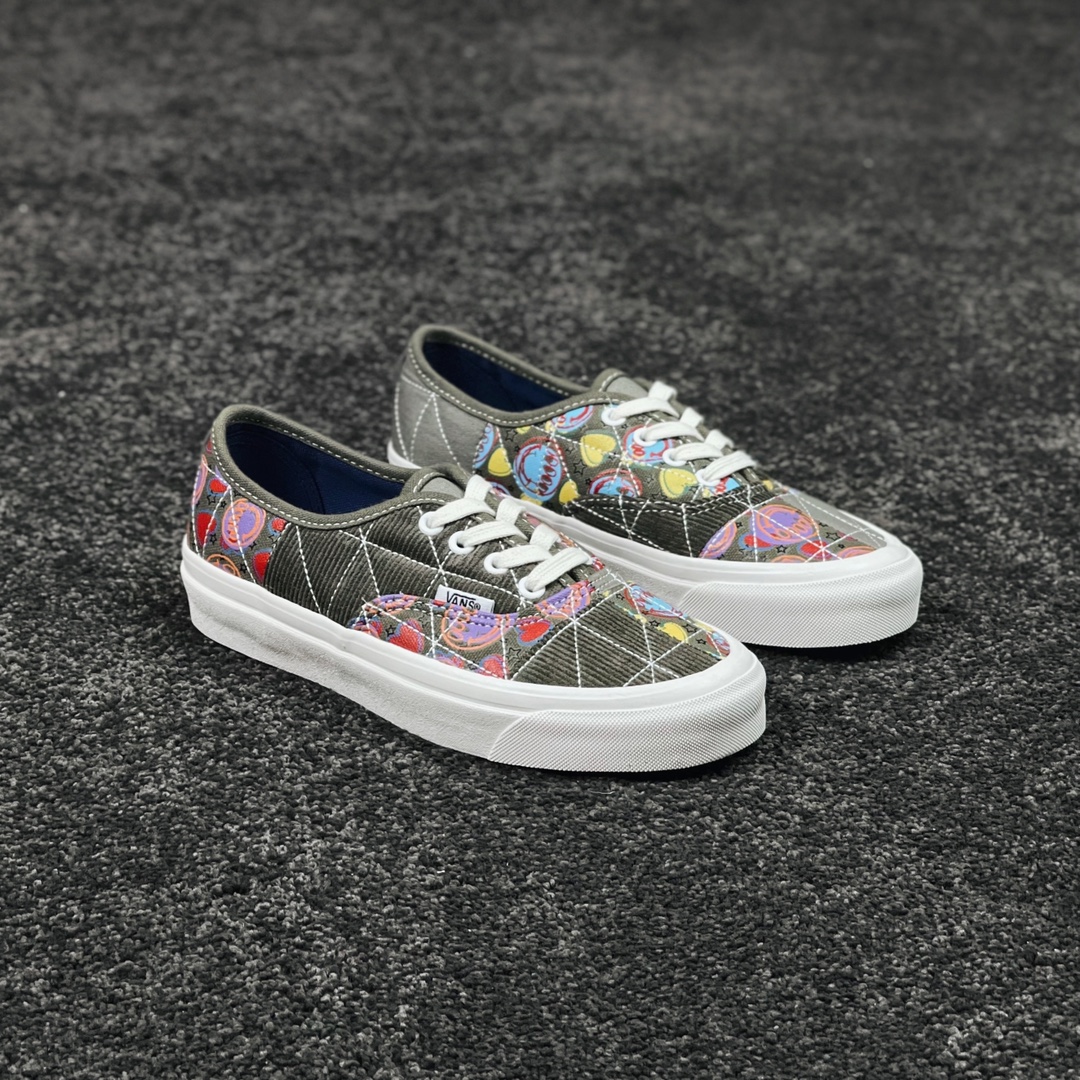 G0 解锁可爱Vans热度款来了Vans Authentic 44 DX 万斯 奶油白 草原绿 安纳海姆彩色涂鸦灯芯绒拼接帆布鞋鞋身由帆布和灯芯绒材质拼接而成，质感无敌，可爱涂鸦点缀全鞋，辅以奶油色调，整双鞋显得元气满满可爱十足，真的非常适合春季，小红书各大博主疯狂推荐，赶快入手一双吧～官方