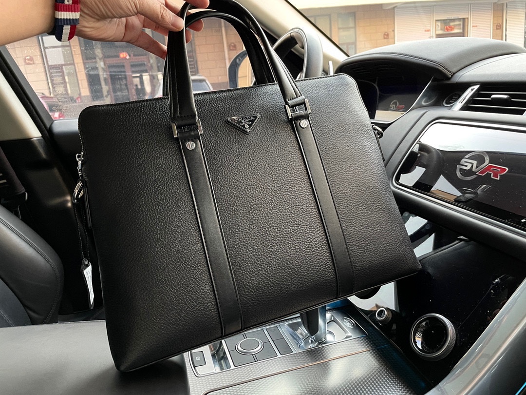 L0 高端货 “顶级进口原厂摔纹牛皮面料 超高清五金logo标志、专用里内里。 超顺滑拉链、油边超平滑、 做工精致每个细节到位男人必备款。 N1872规格39/29/5。p315